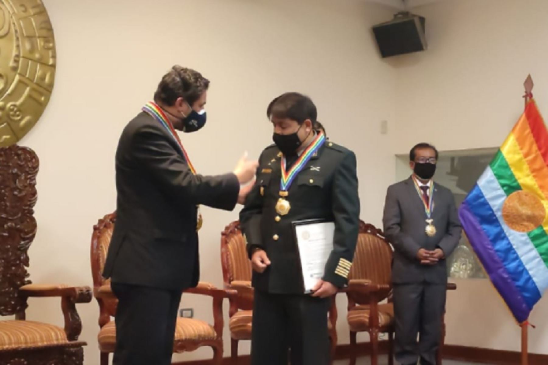 La Municipalidad Provincial de Cusco le entregó la Medalla de la Ciudad al coronel PNP Julio César Becerra Cámara, en reconocimiento a su valerosa acción durante la captura del máximo cabecilla terrorista Abimael Guzmán Reynoso, el 12 de setiembre de 1992.
