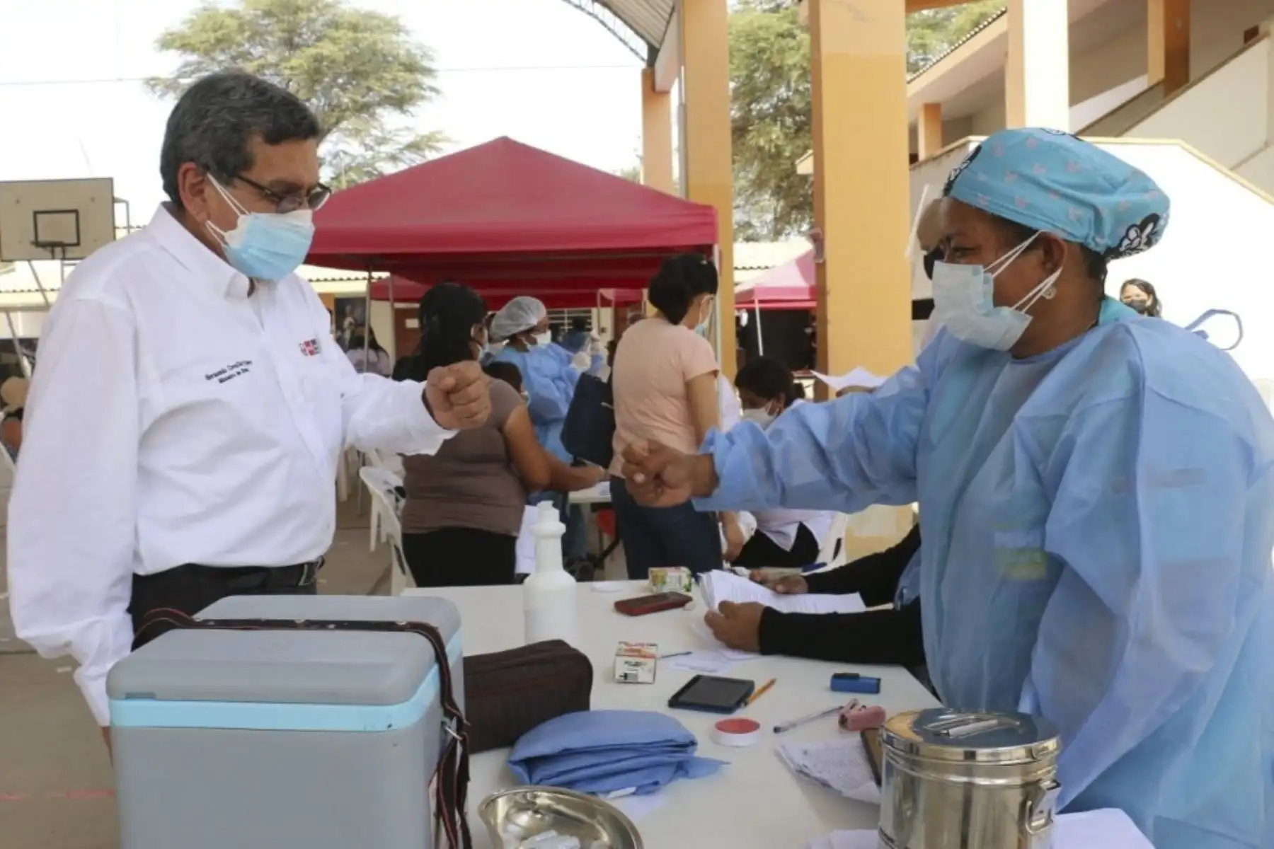 Ministro de Salud, Hernando Cevallos, supervisa la vacunación contra la Covid 19 en la región de Piura, en los distritos de Catacaos y Tambogrande. El arribo de 40 000 dosis a Piura permitirá seguir cerrando brechas en esta región. Foto: ANDINA/Minsa