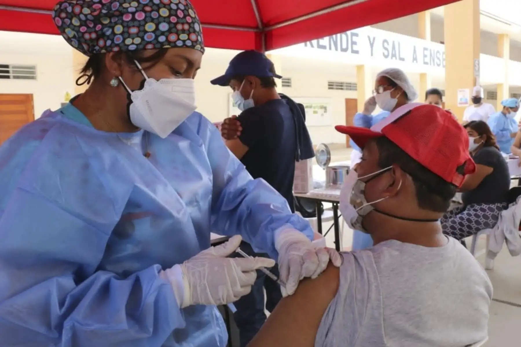 Ministro de Salud, Hernando Cevallos, supervisa la vacunación contra la Covid 19 en la región de Piura, en los distritos de Catacaos y Tambogrande. El arribo de 40 000 dosis a Piura permitirá seguir cerrando brechas en esta región. Foto: ANDINA/Minsa