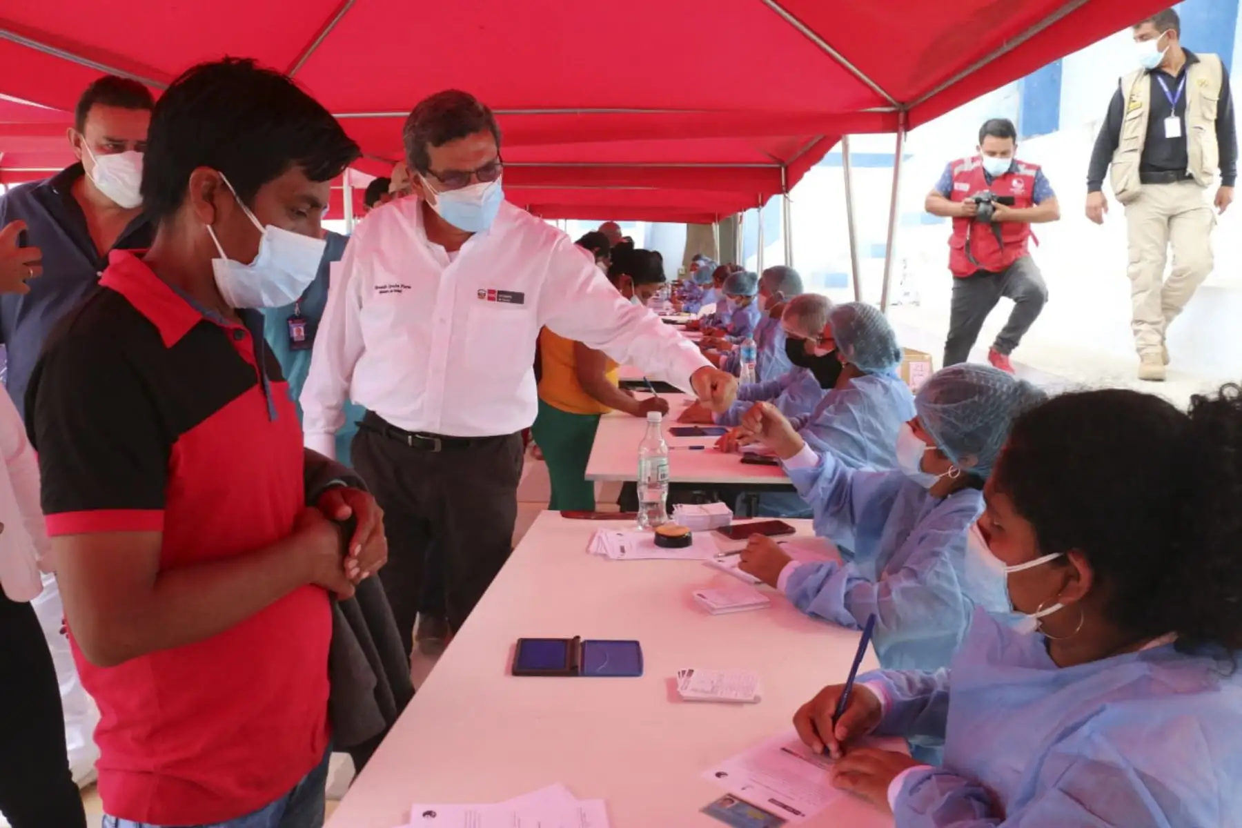 Ministro de Salud, Hernando Cevallos, supervisa la vacunación contra la Covid 19 en la región de Piura, en los distritos de Catacaos y Tambogrande. El arribo de 40 000 dosis a Piura permitirá seguir cerrando brechas en esta región. Foto: ANDINA/Minsa