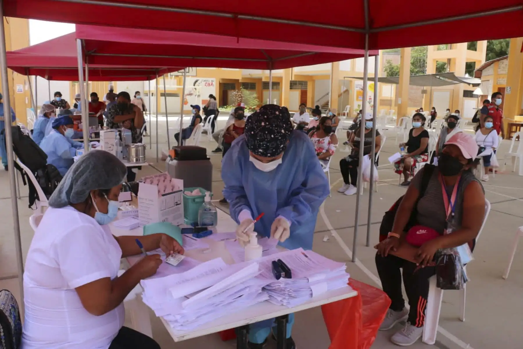 Ministro de Salud, Hernando Cevallos, supervisa la vacunación contra la Covid 19 en la región de Piura, en los distritos de Catacaos y Tambogrande. El arribo de 40 000 dosis a Piura permitirá seguir cerrando brechas en esta región. Foto: ANDINA/Minsa
