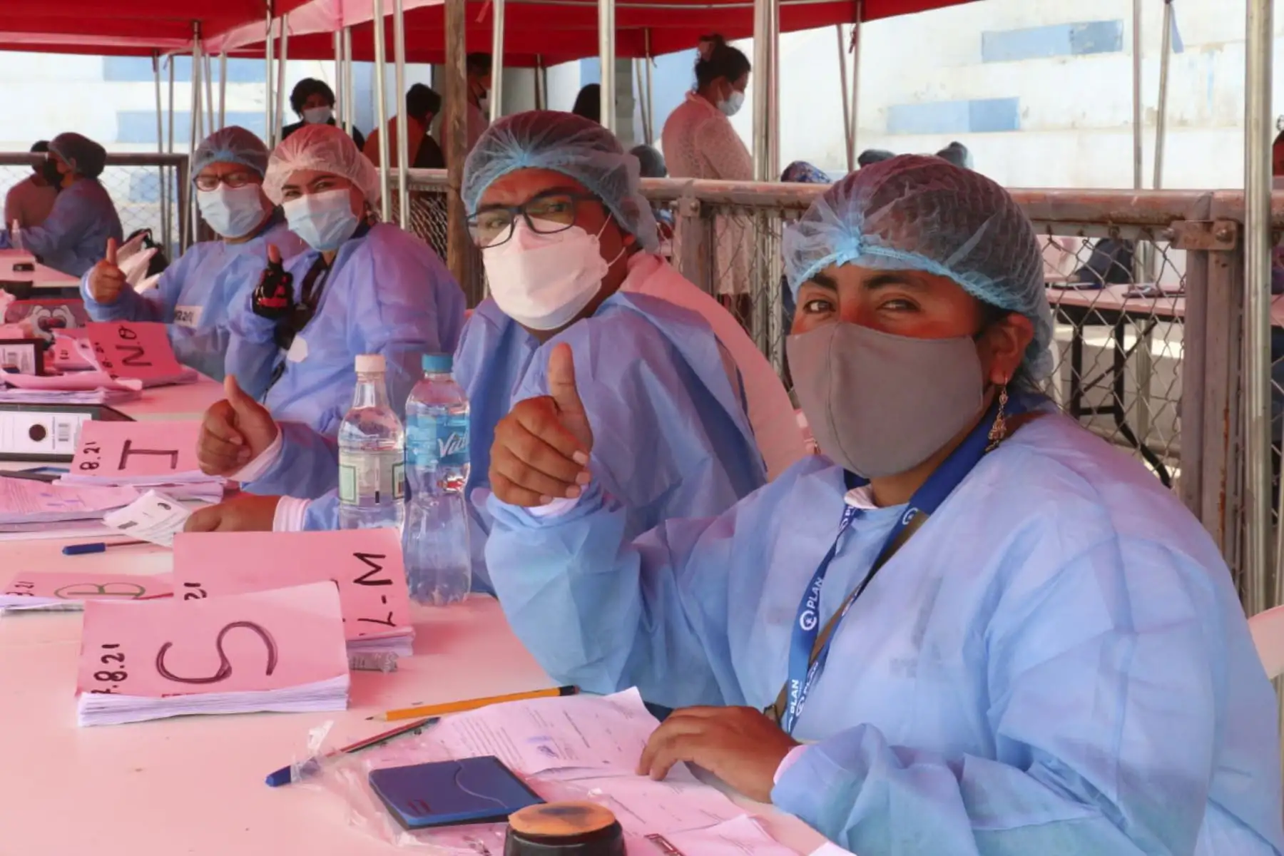 Ministro de Salud, Hernando Cevallos, supervisa la vacunación contra la Covid 19 en la región de Piura, en los distritos de Catacaos y Tambogrande. El arribo de 40 000 dosis a Piura permitirá seguir cerrando brechas en esta región. Foto: ANDINA/Minsa