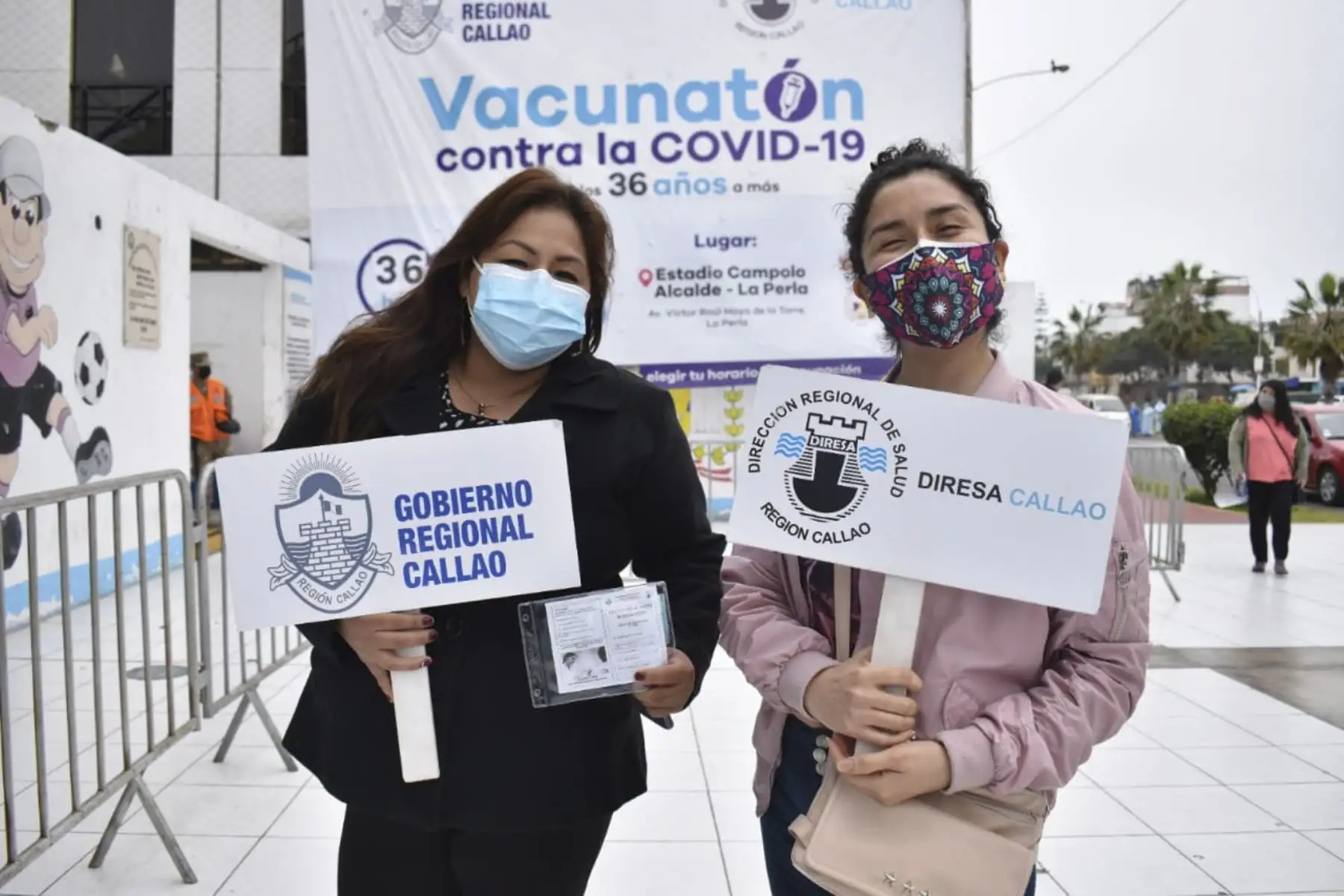 El Vacunatón de este fin de semana, para inmunizar a los ciudadanos de 36 años de edad a más, se desarrolla en distintas regiones de todo el país. El horario de atención en las regiones es de 08:00 horas hasta la medianoche; mientras que para mañana domingo se atenderá desde las 08:00 hasta las 20:00 horas. La población de la región Callao pone el hombro en el Vacunatón contra la Covid-19. Foto: ANDINA/Minsa
