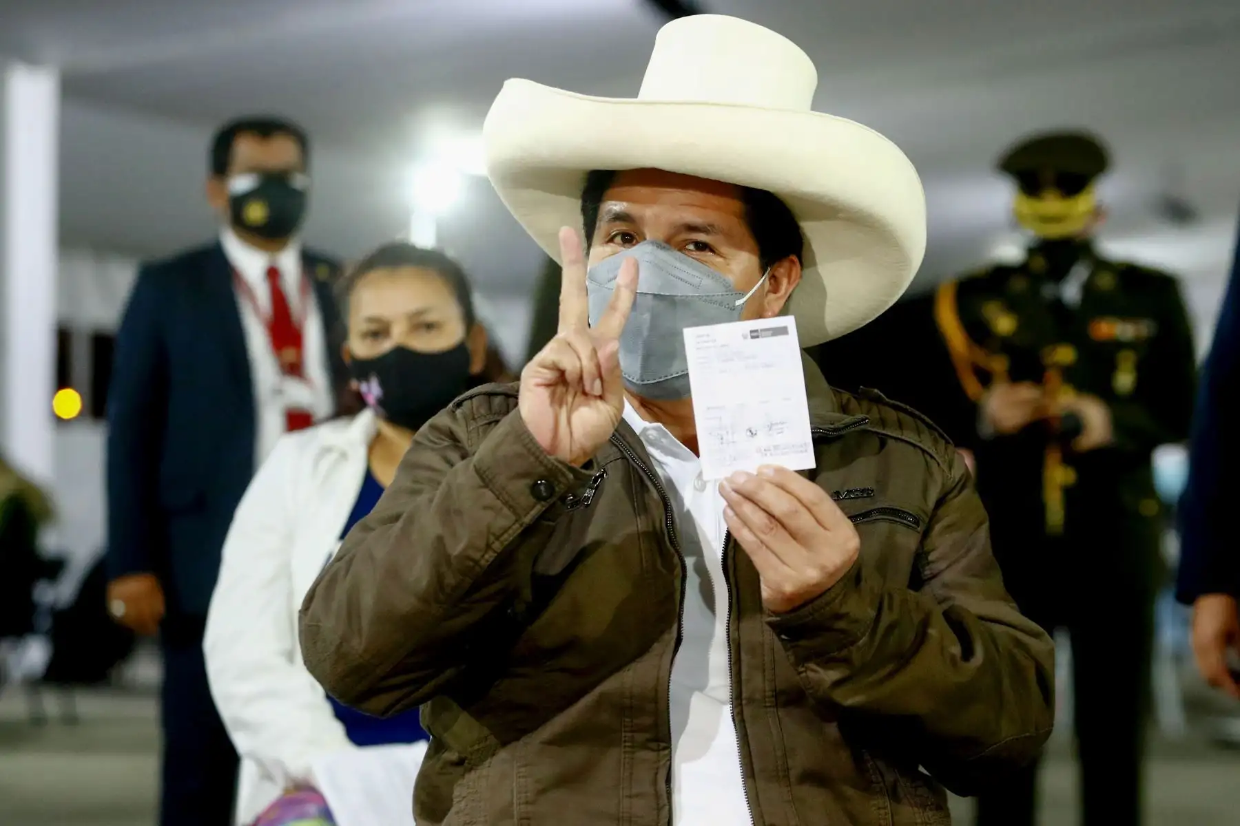 El presidente de la República, Pedro Castillo, recibió hoy la segunda dosis de la vacuna del laboratorio Sinopharm contra la COVID-19, en el Parque Zonal Huiracocha, ubicado en el distrito de San Juan de Lurigancho, en el marco del vacunatón que se realiza en Lima Metropolitana y Callao desde las 07:00 horas de hoy hasta las 19:00 horas de mañana, domingo 29, en 28 locales de vacunación. Foto: ANDINA/Presidencia Perú