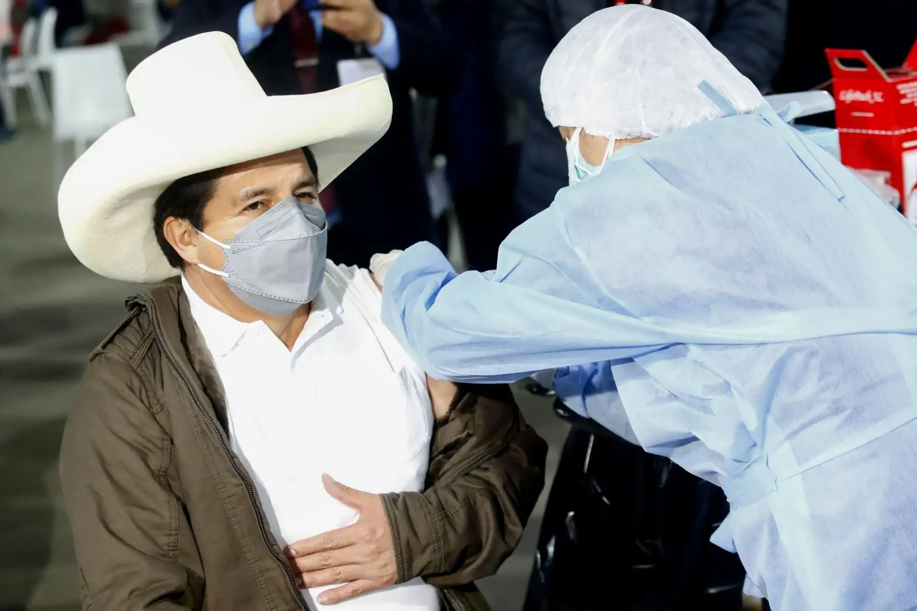 El presidente de la República, Pedro Castillo, recibió hoy la segunda dosis de la vacuna del laboratorio Sinopharm contra la COVID-19, en el Parque Zonal Huiracocha, ubicado en el distrito de San Juan de Lurigancho, en el marco del vacunatón que se realiza en Lima Metropolitana y Callao desde las 07:00 horas de hoy hasta las 19:00 horas de mañana, domingo 29, en 28 locales de vacunación. Foto: ANDINA/Presidencia Perú