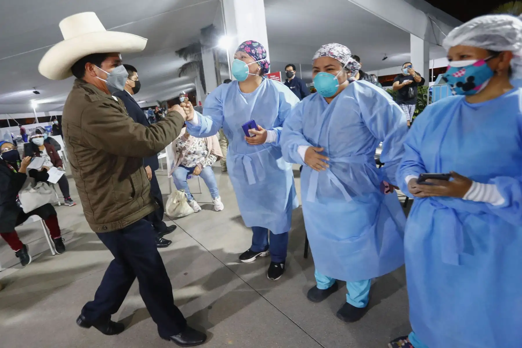 El presidente de la República, Pedro Castillo, recibió hoy la segunda dosis de la vacuna del laboratorio Sinopharm contra la COVID-19, en el Parque Zonal Huiracocha, ubicado en el distrito de San Juan de Lurigancho, en el marco del vacunatón que se realiza en Lima Metropolitana y Callao desde las 07:00 horas de hoy hasta las 19:00 horas de mañana, domingo 29, en 28 locales de vacunación. Foto: ANDINA/Presidencia Perú