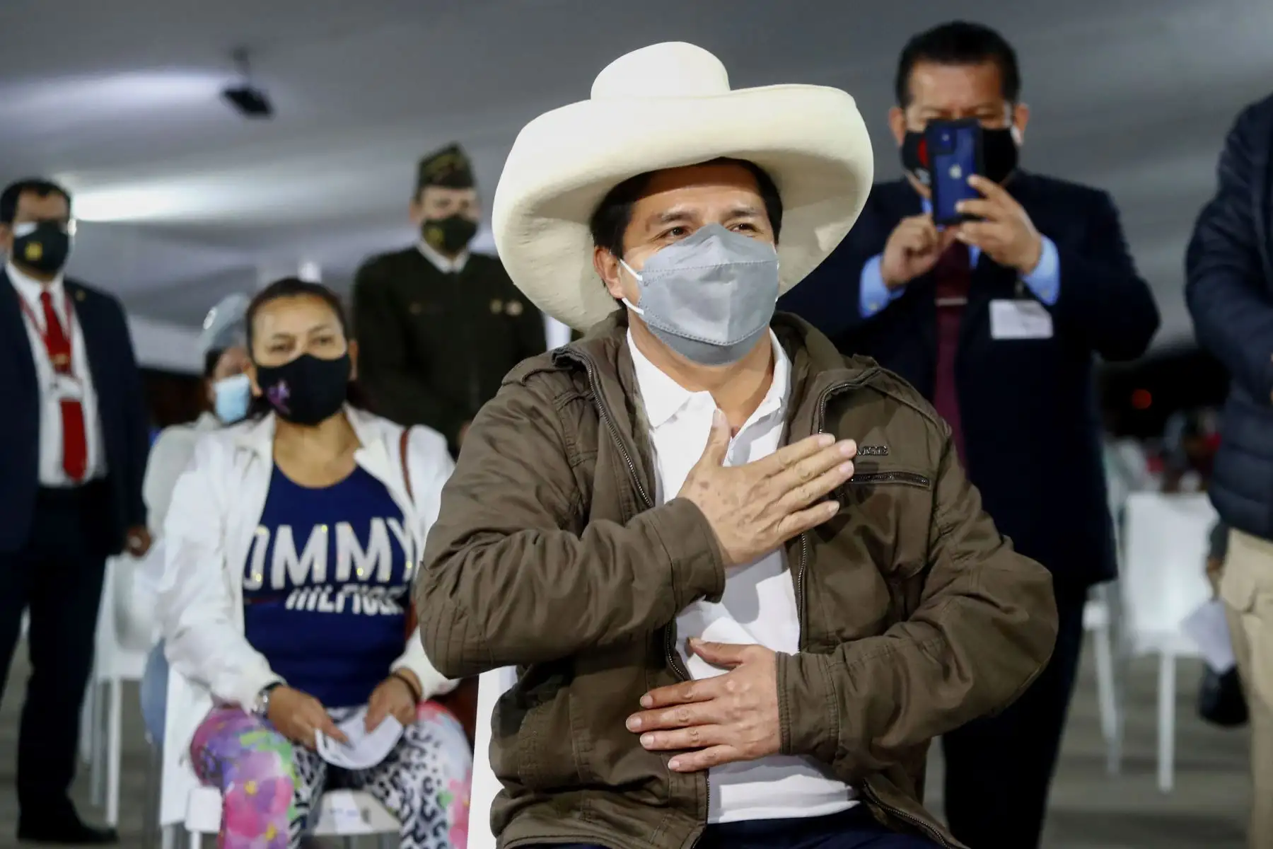 El presidente de la República, Pedro Castillo, recibió hoy la segunda dosis de la vacuna del laboratorio Sinopharm contra la COVID-19, en el Parque Zonal Huiracocha, ubicado en el distrito de San Juan de Lurigancho, en el marco del vacunatón que se realiza en Lima Metropolitana y Callao desde las 07:00 horas de hoy hasta las 19:00 horas de mañana, domingo 29, en 28 locales de vacunación. Foto: ANDINA/Presidencia Perú