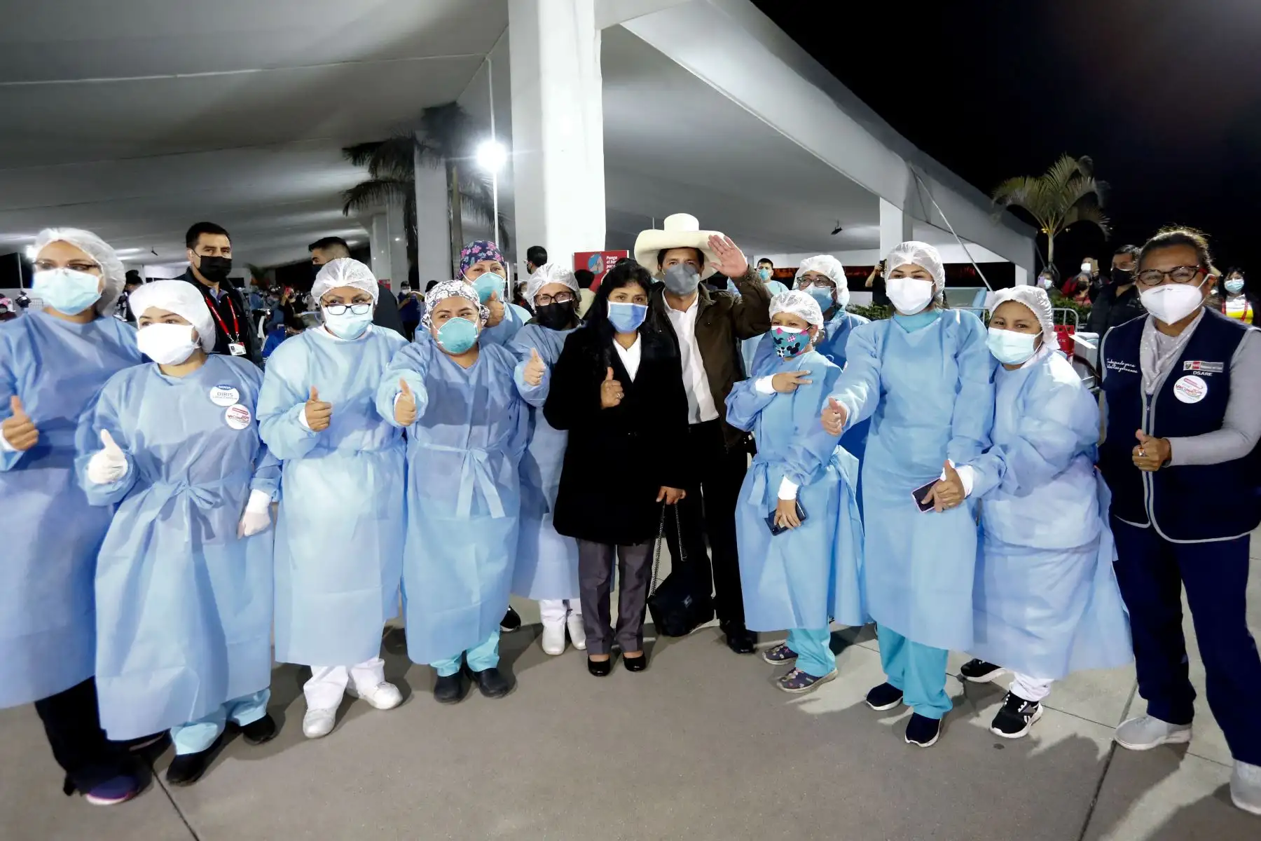 El presidente de la República, Pedro Castillo, recibió hoy la segunda dosis de la vacuna del laboratorio Sinopharm contra la COVID-19, en el Parque Zonal Huiracocha, ubicado en el distrito de San Juan de Lurigancho, en el marco del vacunatón que se realiza en Lima Metropolitana y Callao desde las 07:00 horas de hoy hasta las 19:00 horas de mañana, domingo 29, en 28 locales de vacunación. Foto: ANDINA/Presidencia Perú