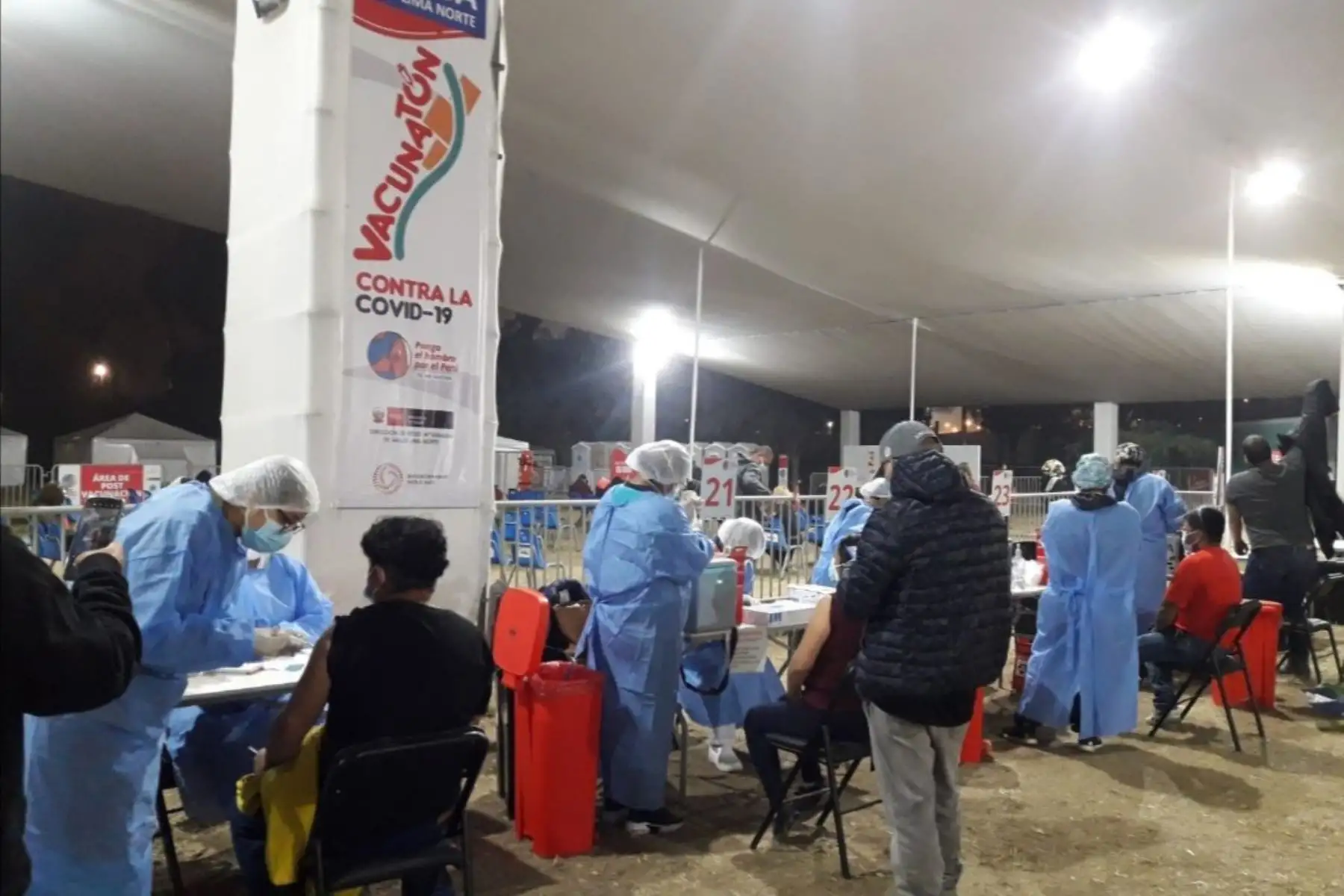 Así se desarolló durante la madrugada el quinto Vacunatón contra la covid-19 en el Parque Zonal Sinchi Roca, en Comas. Foto: Minsa