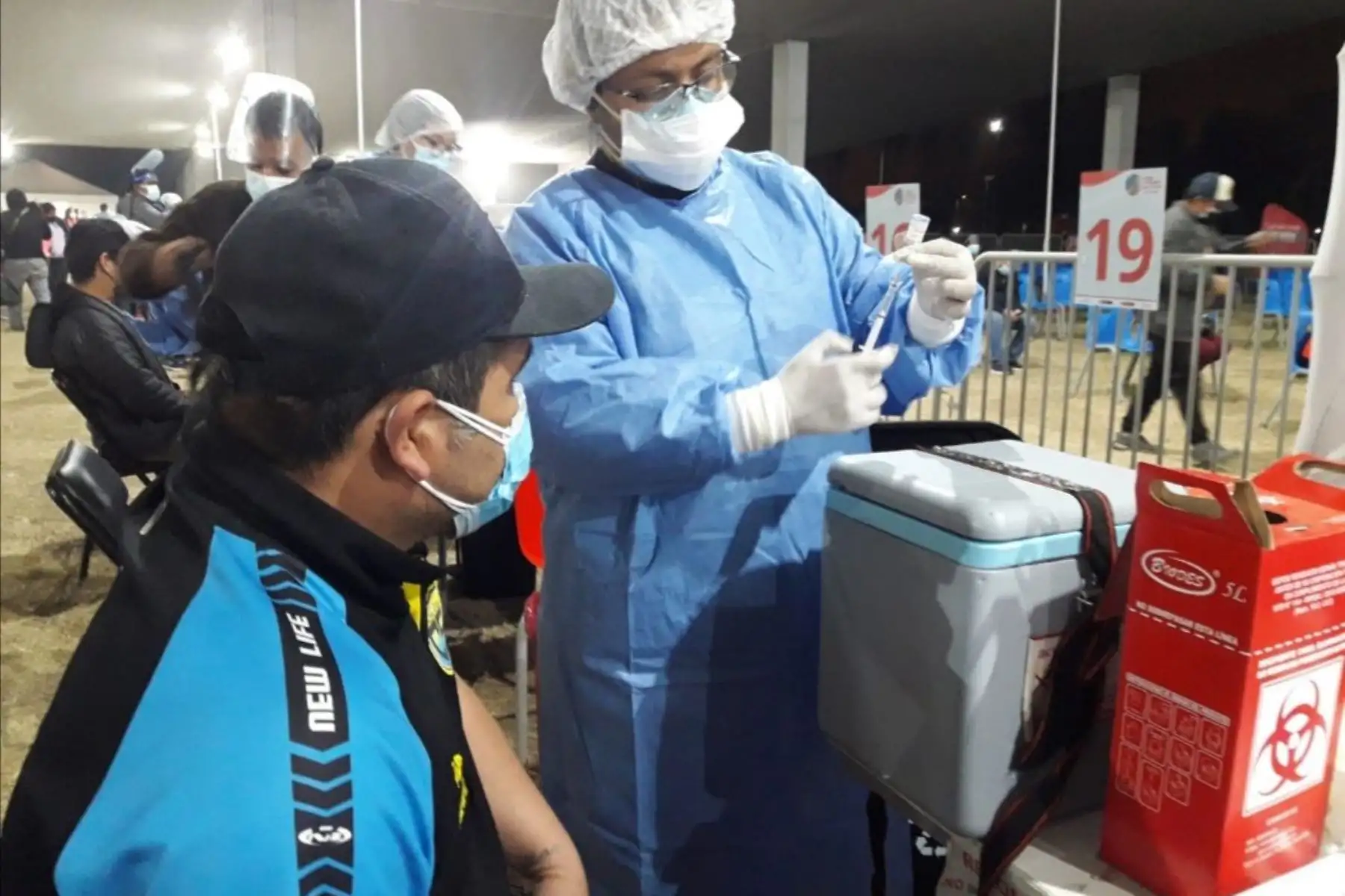 Así se desarolló durante la madrugada el quinto Vacunatón contra la covid-19 en el Parque Zonal Sinchi Roca, en Comas. Foto: Minsa