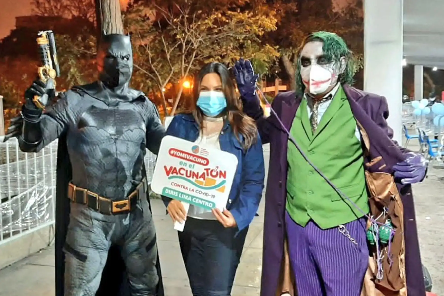 Florentino Arias y Daniel Pita, caracterizando al Joker y Batman, acompañaron a decenas de jóvenes quienes recibieron su dosis contra la covid-19, en el Campo de Marte. Foto: Minsa