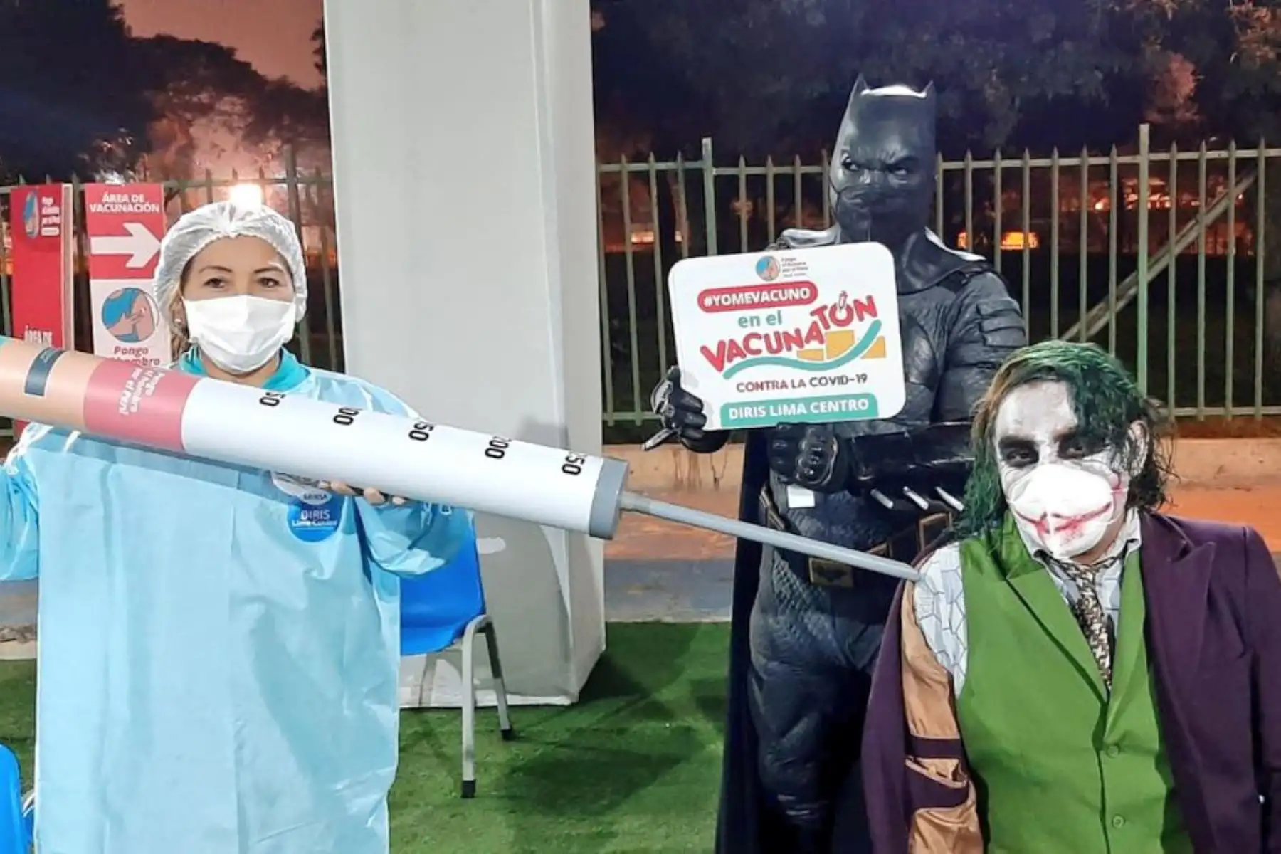 Florentino Arias y Daniel Pita, caracterizando al Joker y Batman, acompañaron a decenas de jóvenes quienes recibieron su dosis contra la covid-19, en el Campo de Marte. Foto: Minsa