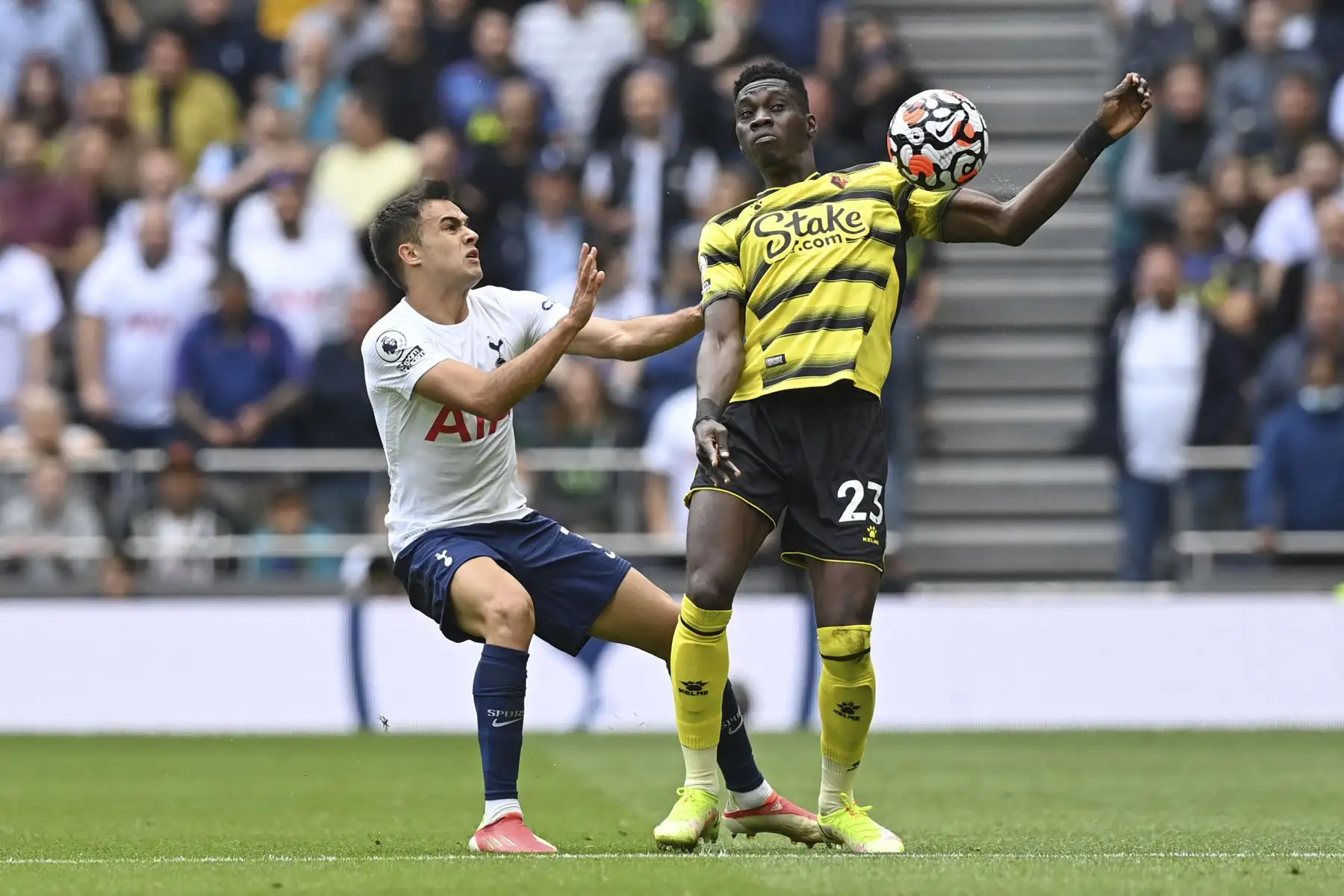 El centrocampista senegalés del Watford Ismaila Sarr compite con el defensor español del Tottenham Hotspur Sergio Reguilon durante el partido de fútbol de la Premier League. Foto: AFP