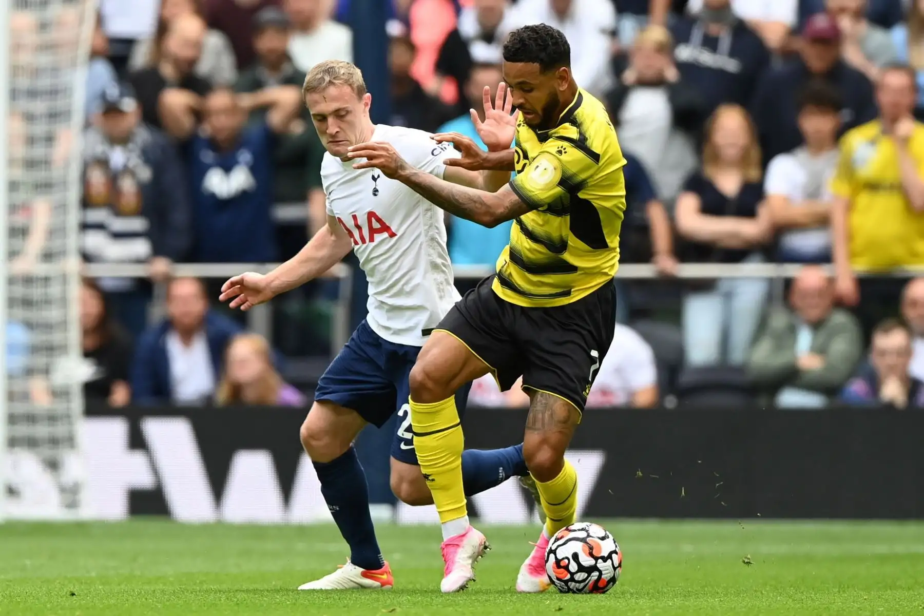 Oliver Skipp del Tottenham en acción contra Joshua King del Watford durante el partido de la Premier League. Foto: EFE