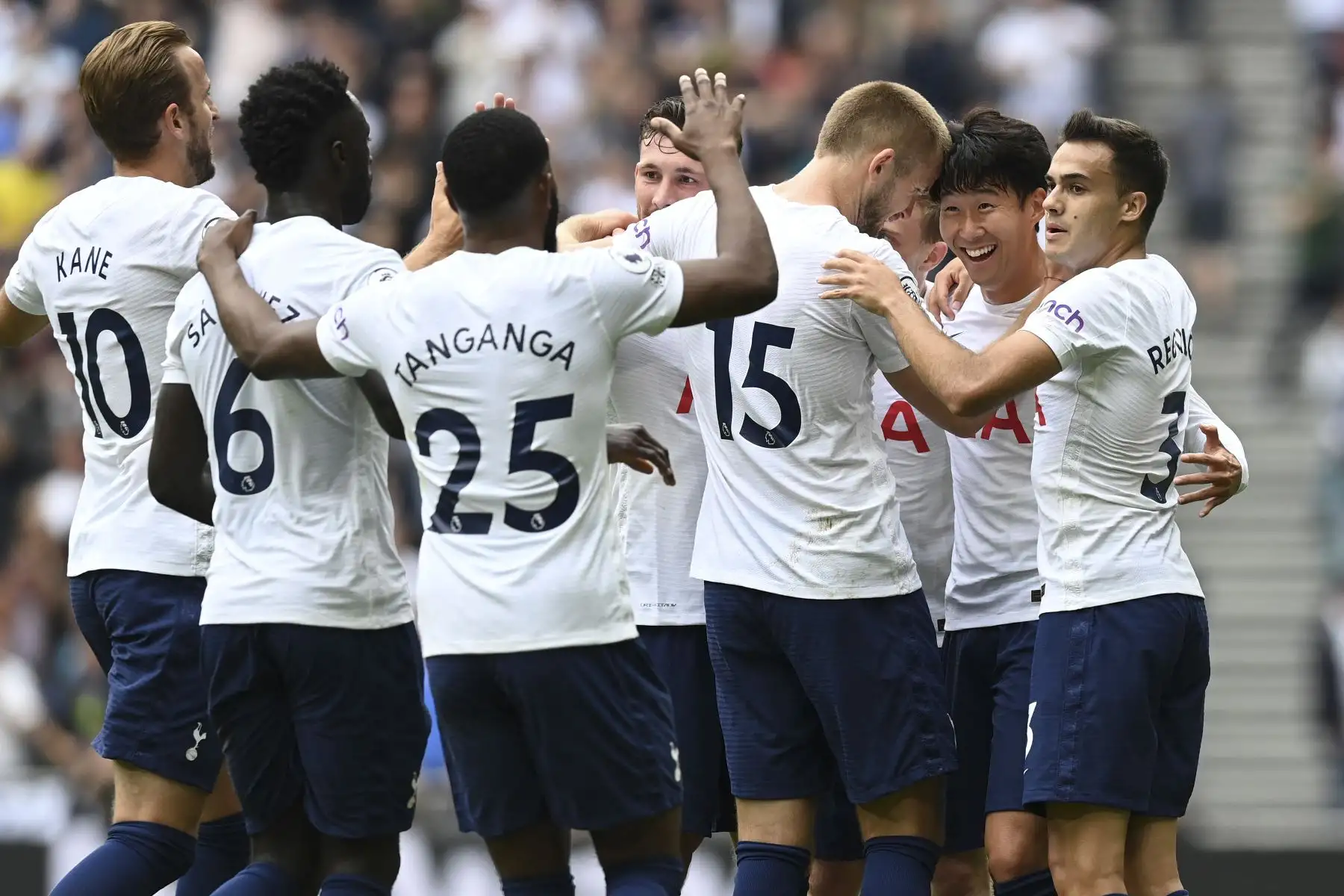 El delantero surcoreano del Tottenham Hotspur, Son Heung-Min, celebra con sus compañeros de equipo después de marcar el gol de apertura ante el Watford durante el partido de la Premier League. Foto: AFP