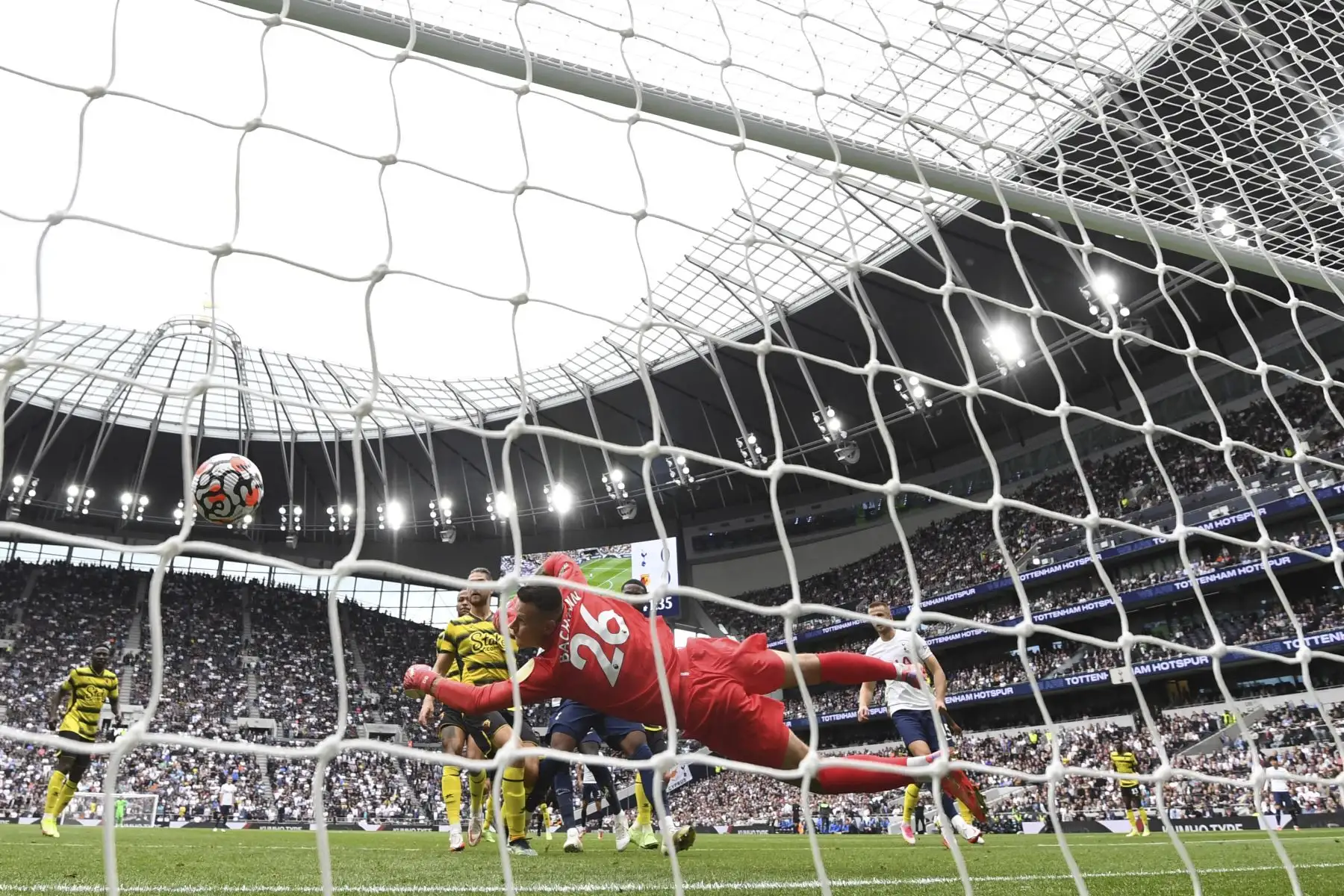 Un tiro libre del delantero surcoreano del Tottenham Hotspur, Son Heung-Min, vence al portero austríaco del Watford, Daniel Bachmann, durante el partido de la Premier League. Foto: AFP