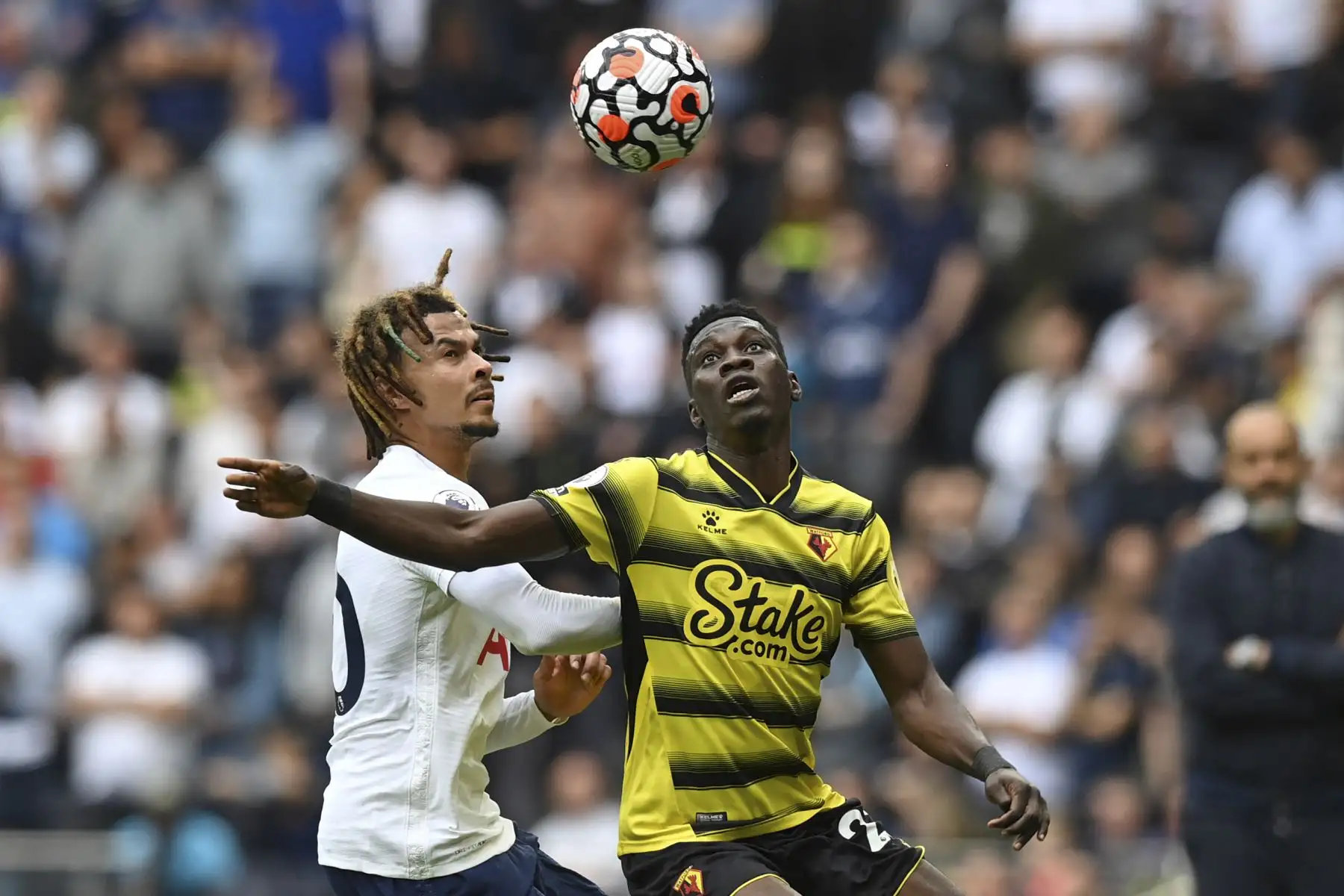 El centrocampista inglés del Tottenham Hotspur Dele Alli compite con el centrocampista senegalés del Watford Ismaila Sarr durante el partido de la Premier League. Foto: AFP
