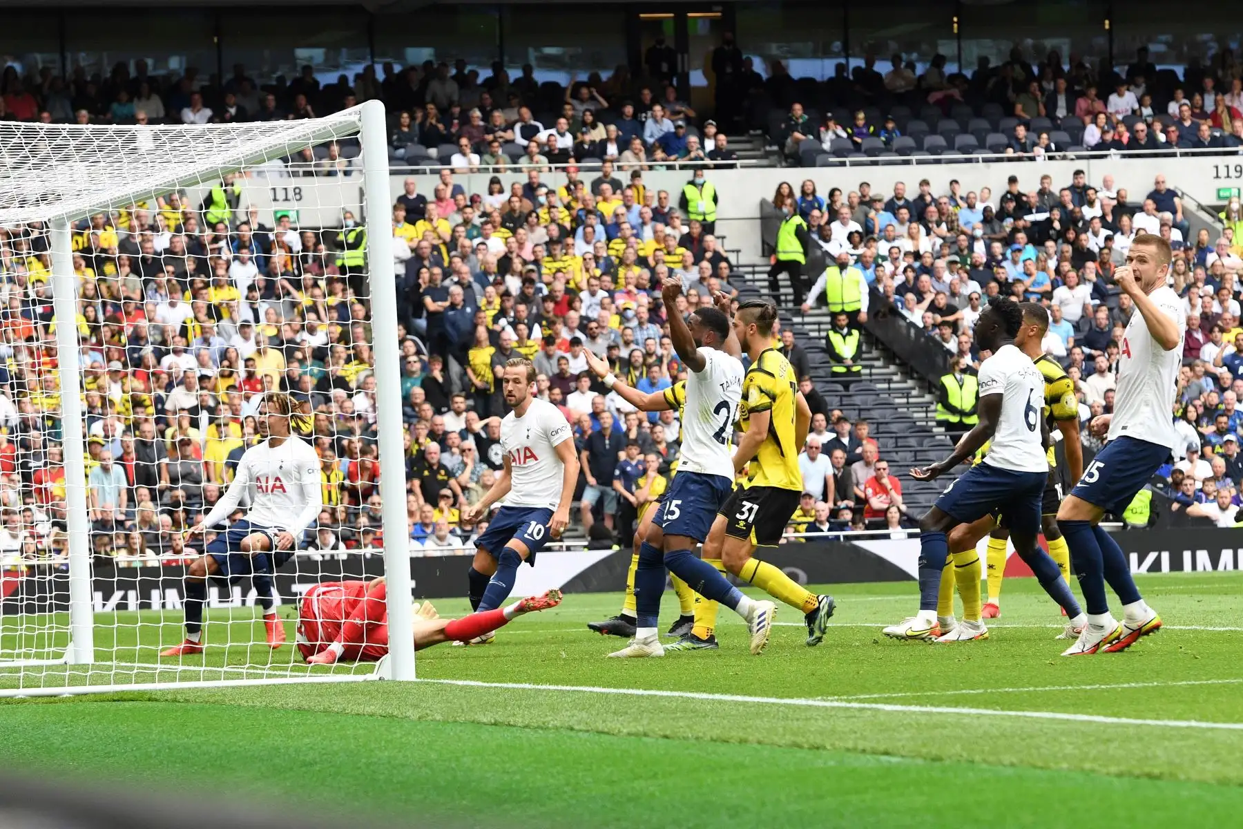 Son Heung-Min del Tottenham marca un gol durante el partido ante Watford por la Premier League. Foto: EFE
