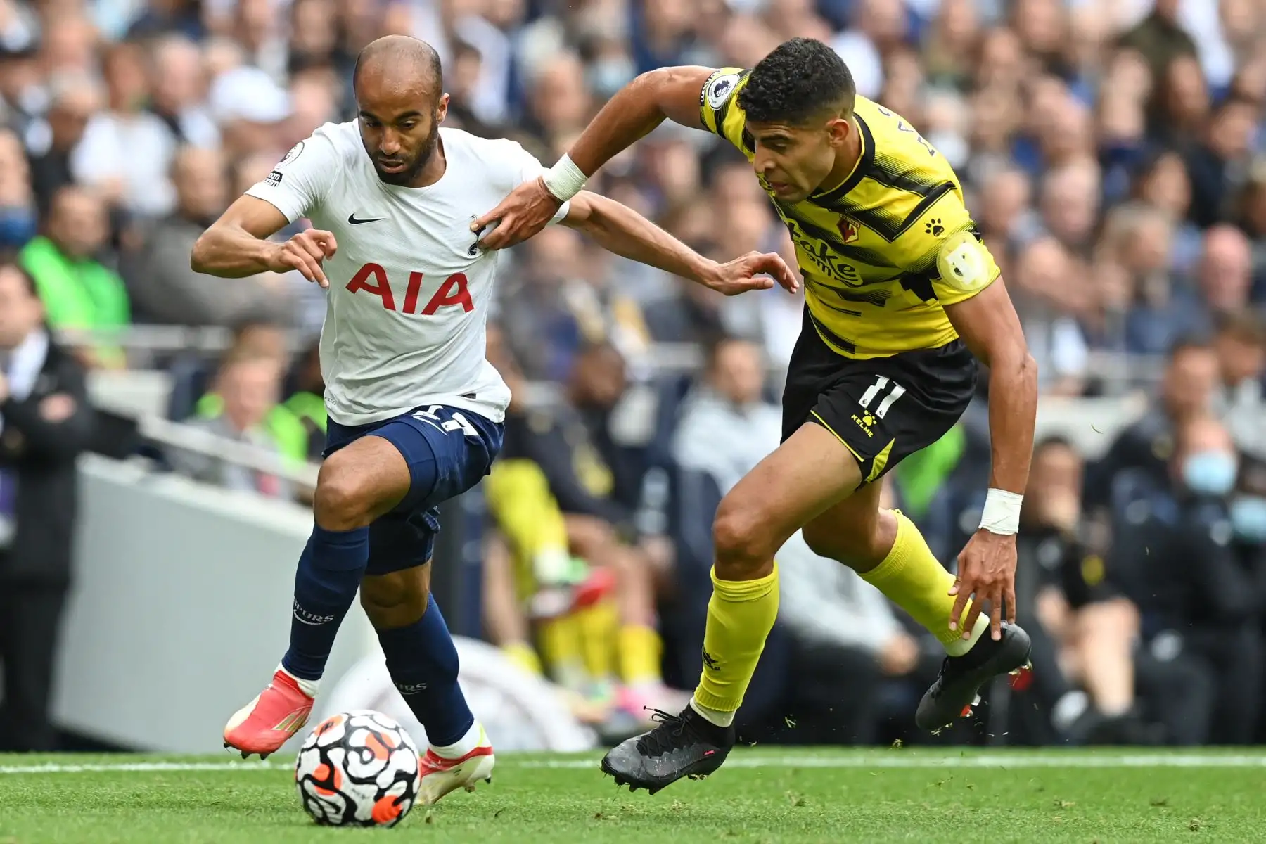 El centrocampista brasileño del Tottenham Hotspur Lucas Moura compite con el defensor italiano nacido en Marruecos de Watford Adam Masina durante el partido de la Premier League. Foto: AFP