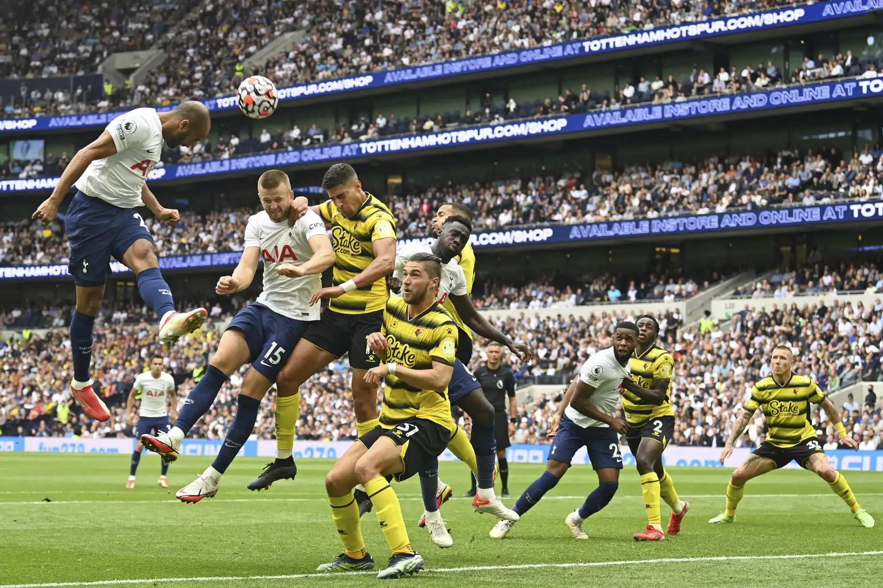 El centrocampista brasileño del Tottenham Hotspur Lucas Moura gana un cabezazo durante el partido de  la Premier League. Foto: AFP