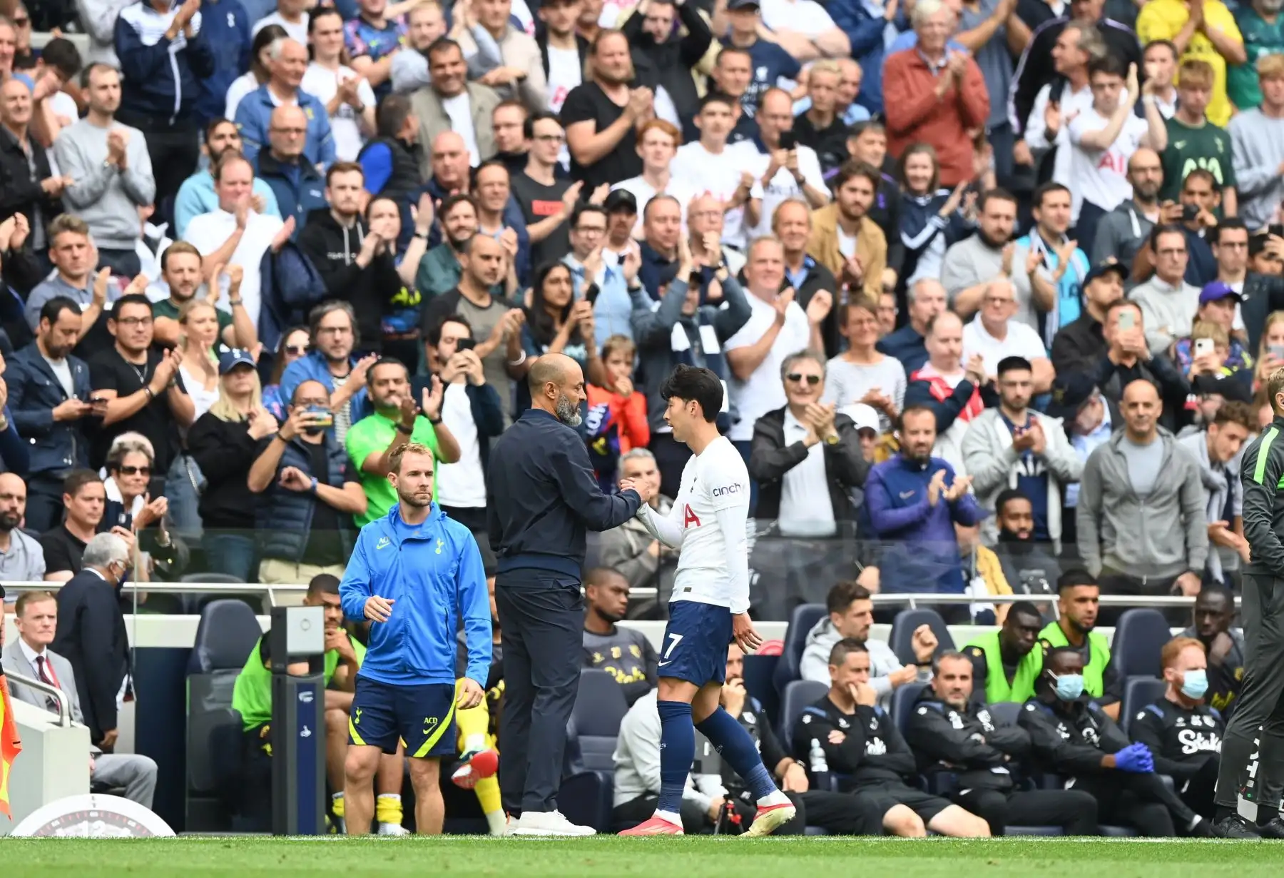 Son Heung-Min del Tottenham es felicitado por el técnico del Tottenham Nuno Espírito Santo  tras ser sustituido durante el partido de la Premier League. Foto: EFE