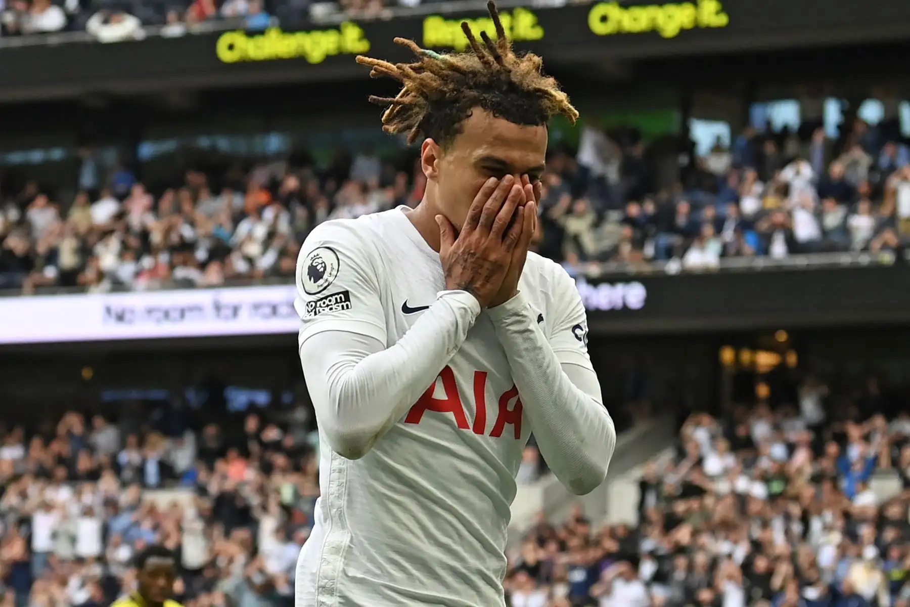 El centrocampista inglés del Tottenham Hotspur Dele Alli reacciona después de perder una oportunidad de gol durante el partido de la Premier League. Foto: AFP