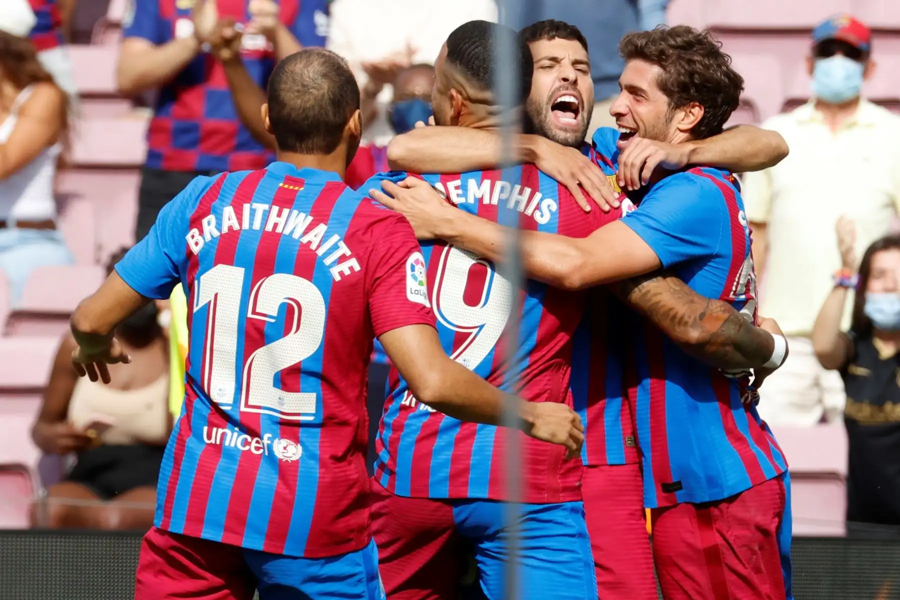 Los jugadores del Barcelona celebran el primer tanto anotado por el centrocampista Sergi Roberto durante el partido correspondiente a la tercera jornada de LaLiga Santander. Foto: EFE