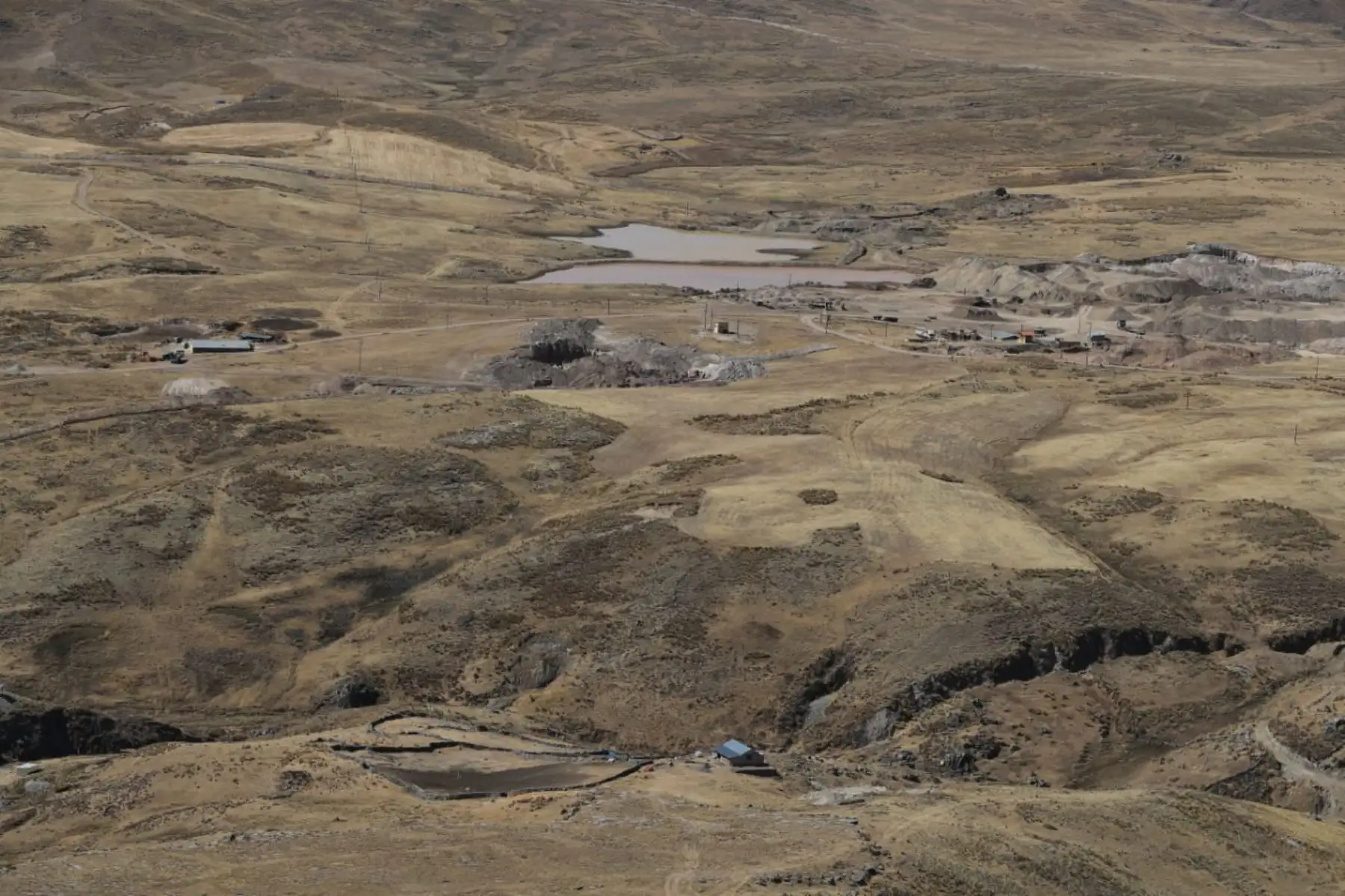 El presidente de Consejo de Ministros, Guido Bellido, arribó a la comunidad de Huaninquiri, distrito de Santo Tomás, provincia de Chumbivilcas, Cusco, para reunión de trabajo que propondrá acciones para atender las principales demandas del corredor vial sur. Foto: PCM