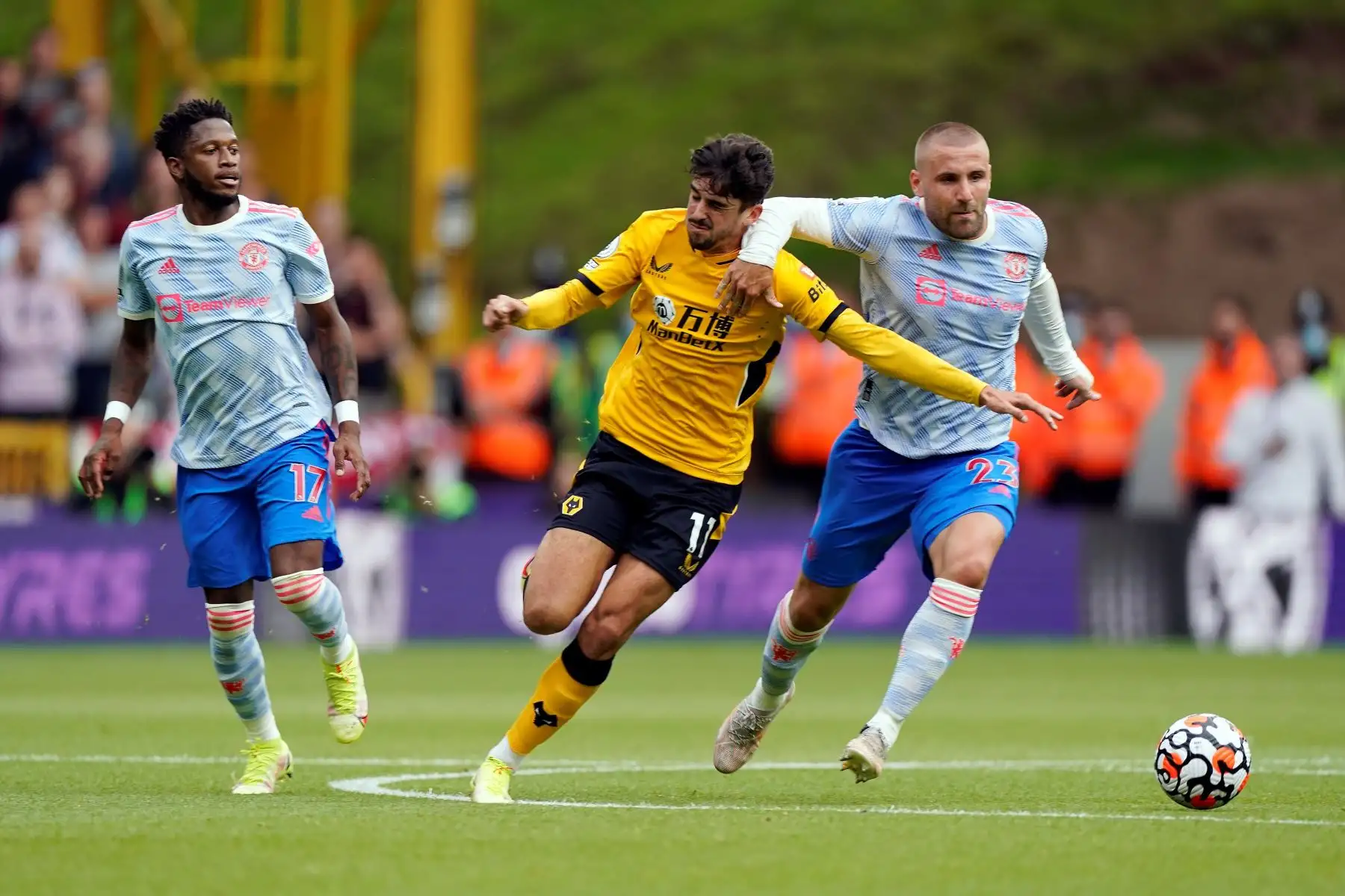 Trincao del Wolverhampton y Luke Shaw del Manchester United en acción durante el partido de la Premier League. Foto: EFE