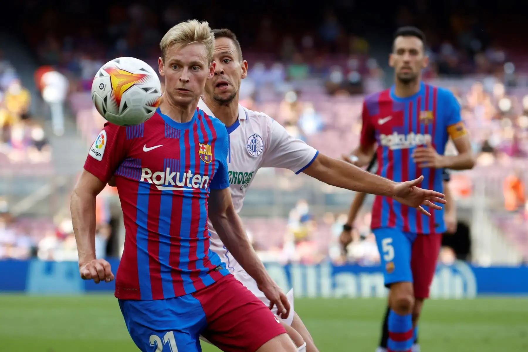 El centrocampista holandés Frenkie de Jong en acción durante el partido correspondiente a la tercera jornada de LaLiga Santander. Foto: EFE