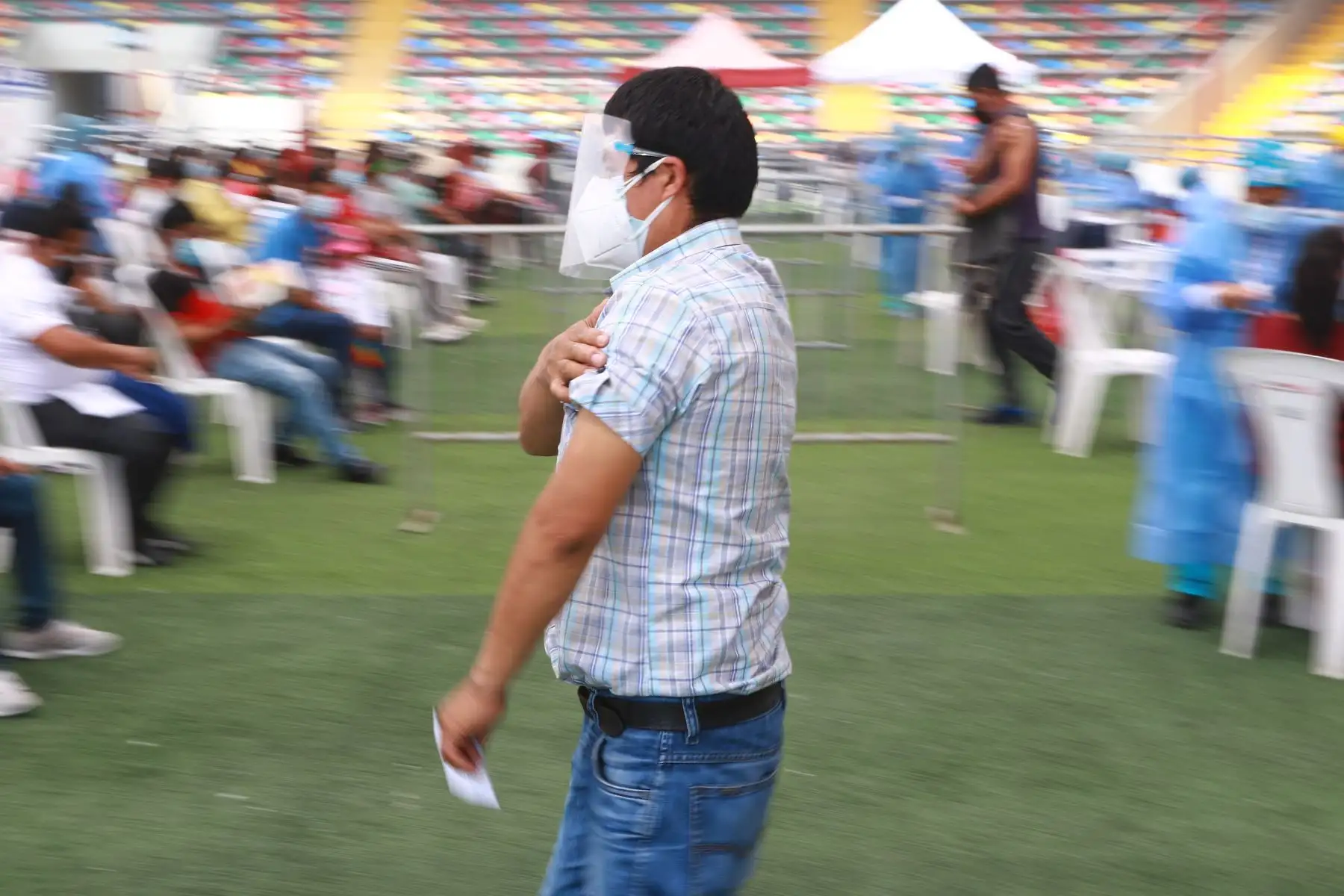 Así se desarrolla la vacunación contra la covid-19 en el Estadio Ollantaytambo de Ate. Foto: ANDINA/Jhonel Rodríguez
