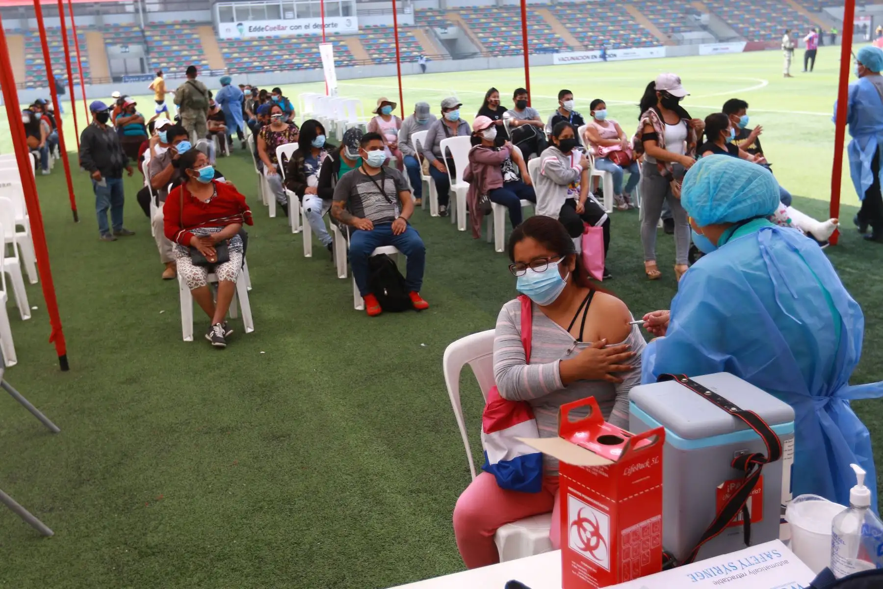 Así se desarrolla la vacunación contra la covid-19 en el Estadio Ollantaytambo de Ate. Foto: ANDINA/Jhonel Rodríguez
