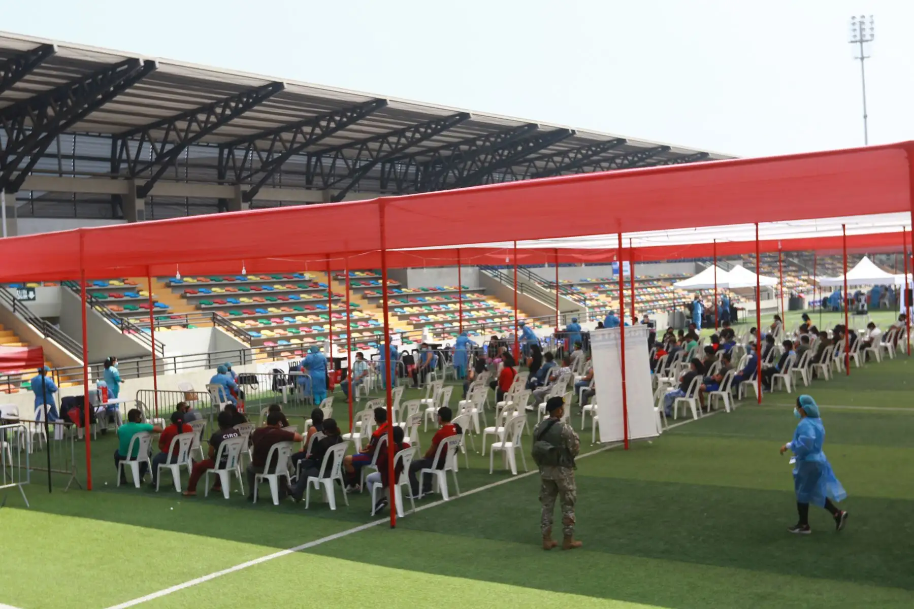Así se desarrolla la vacunación contra la covid-19 en el Estadio Ollantaytambo de Ate. Foto: ANDINA/Jhonel Rodríguez