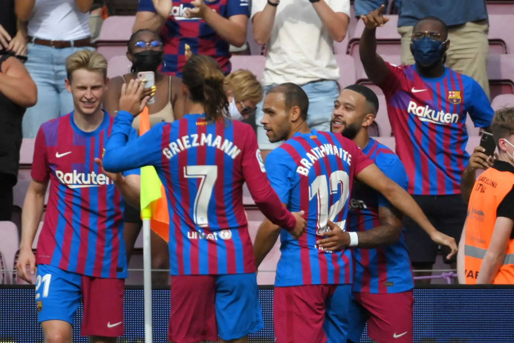 El delantero holandés del Barcelona Memphis Depay celebra con sus compañeros que marcan el segundo gol de su equipo durante el partido de la Liga española. Foto: AFP