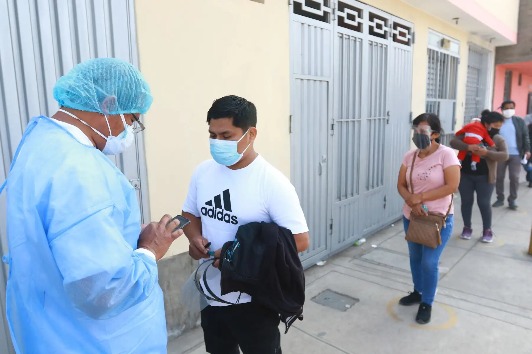 Así se desarrolla la vacunación contra la covid-19 en el Estadio Ollantaytambo de Ate. Foto: ANDINA/Jhonel Rodríguez