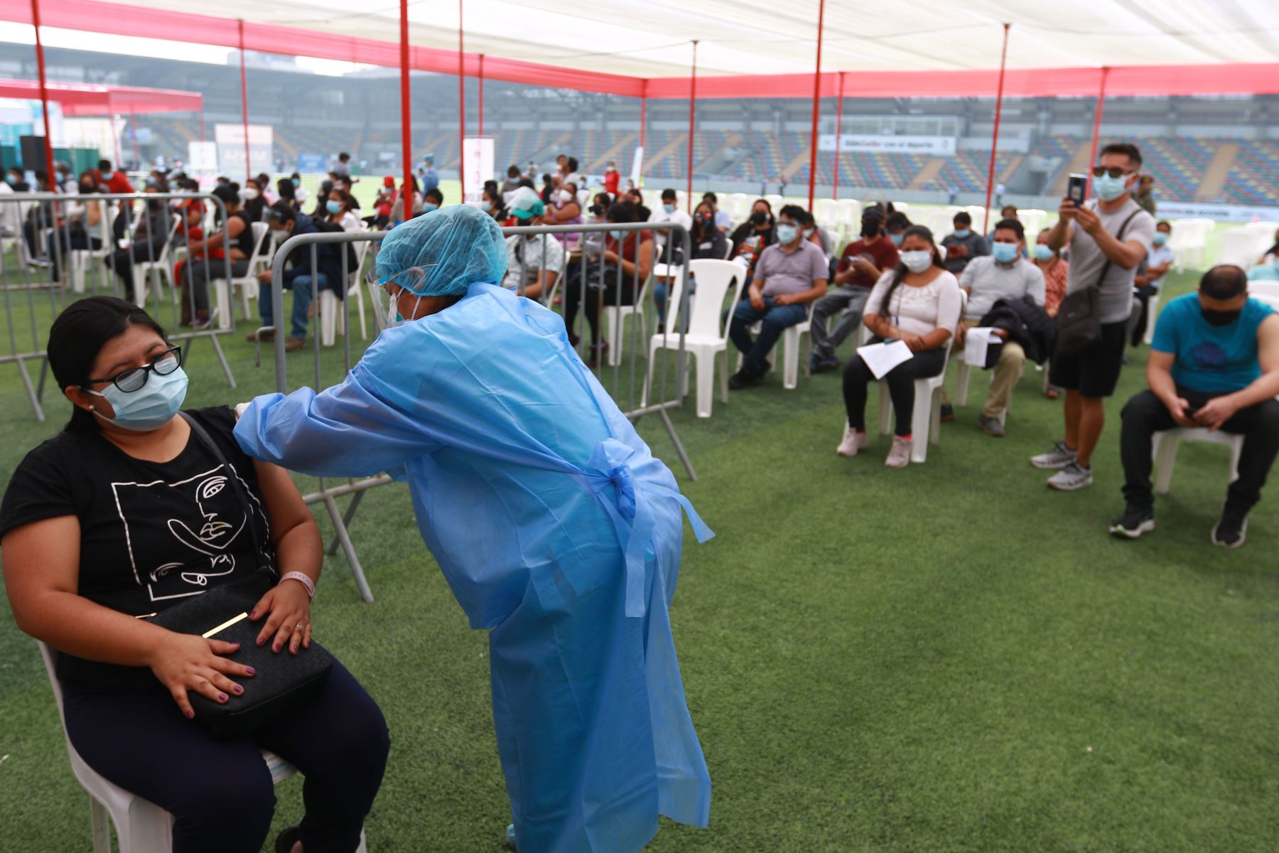Vacunación contra la covid-19. Foto: ANDINA/Jhonel Rodríguez Robles.
