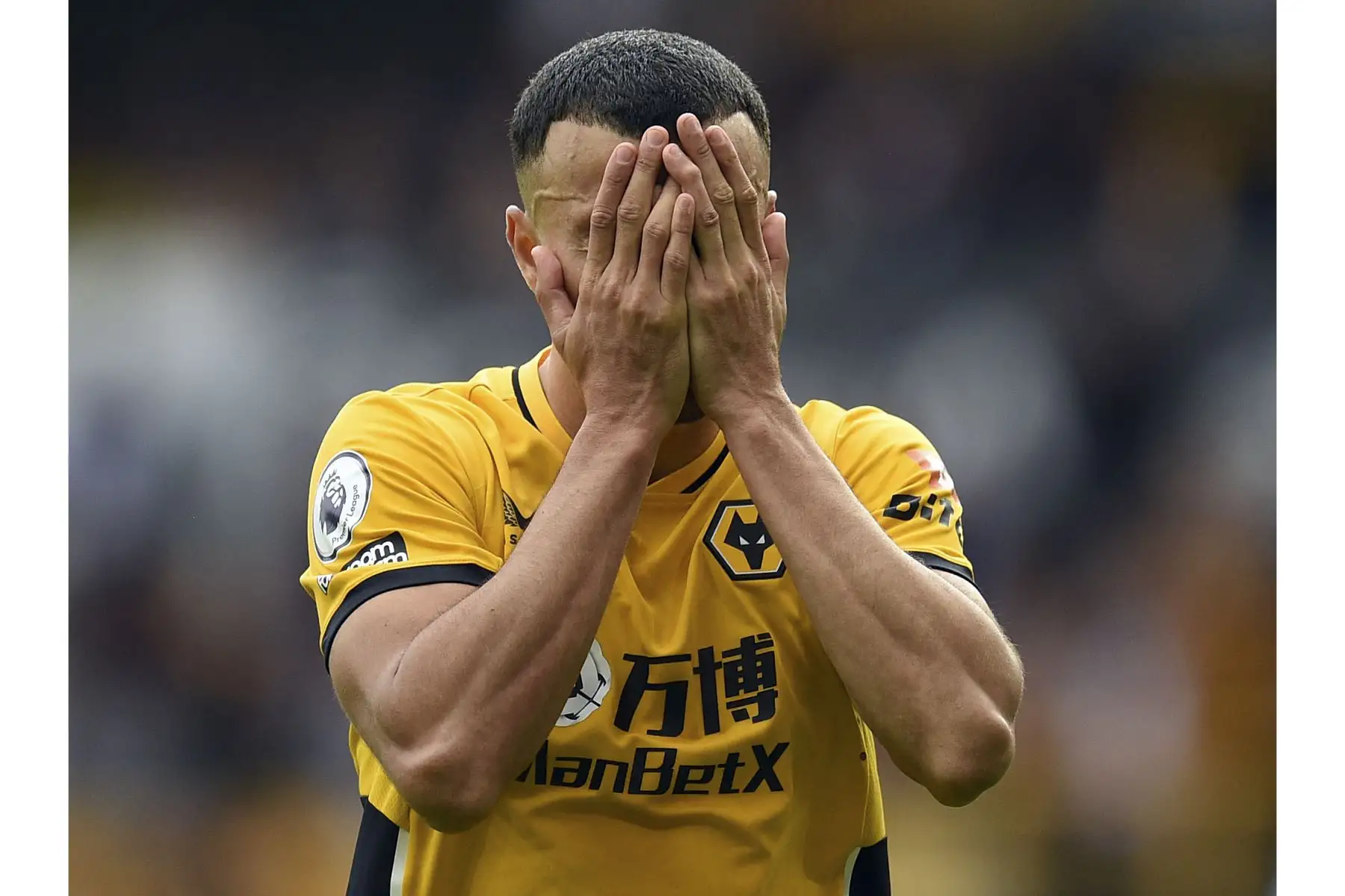 El centrocampista marroquí de Wolverhampton Wanderers, Romain Saiss, se lamenta después de una oportunidad de gol perdida durante el partido de la Premier League. Foto: AFP