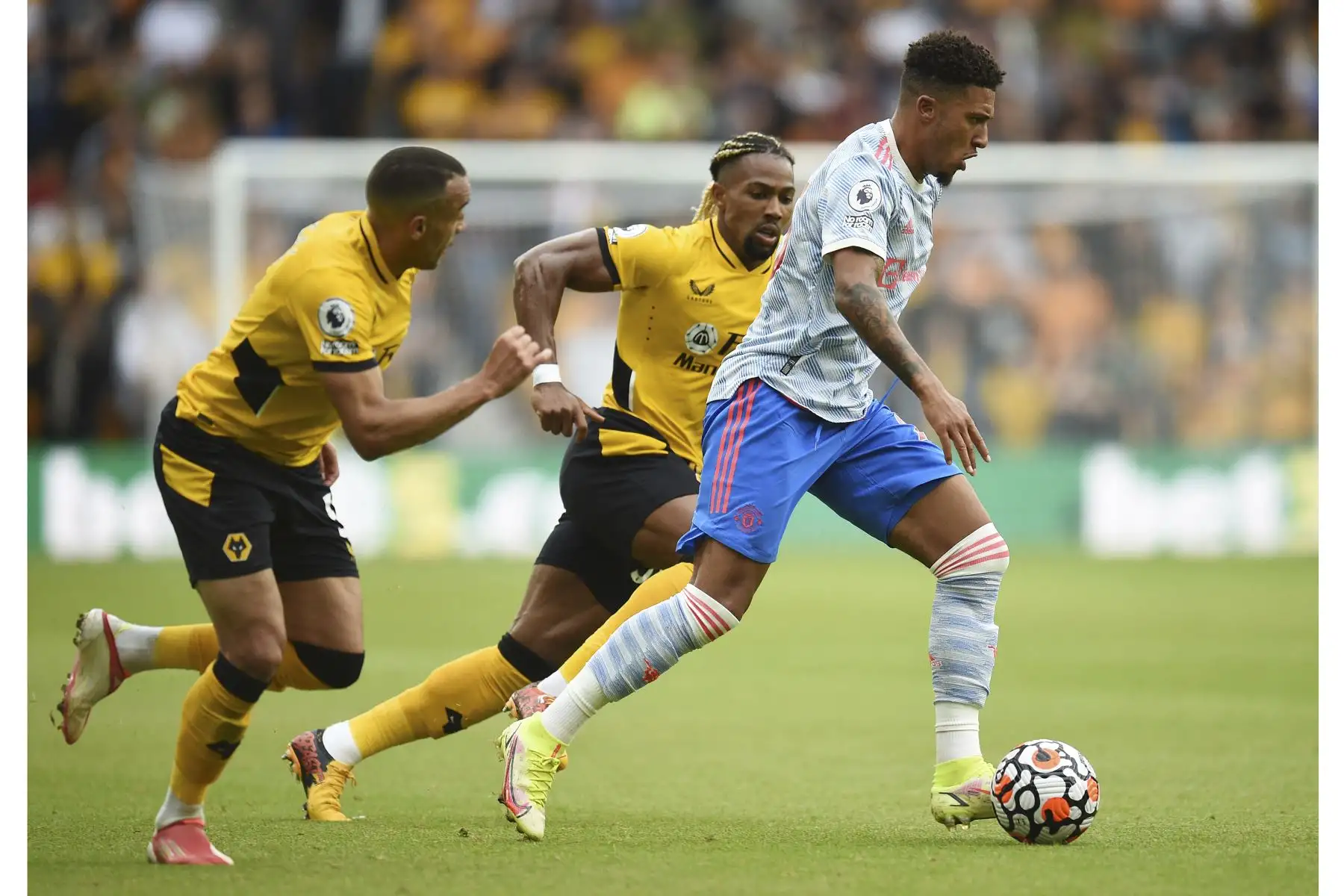 El delantero inglés del Manchester United Jadon Sancho controla el balón durante el partido de la Premier League. Foto: AFP