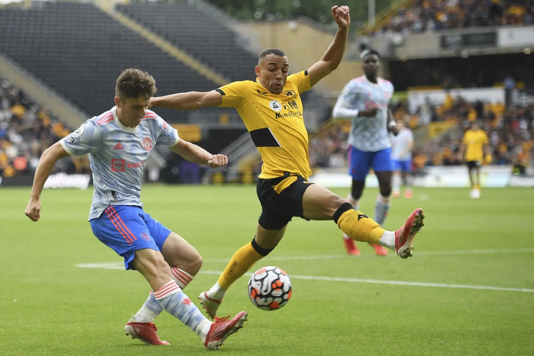 El centrocampista galés del Manchester United, Daniel James, es desafiado por el defensor brasileño del Wolverhampton Wanderers, Marcal, durante el partido de la Premier League. Foto: AFP