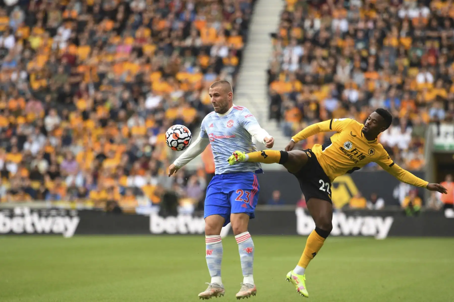 El defensor inglés del Manchester United Luke Shaw compite con el defensor portugués del Wolverhampton Wanderers Nelson Semedo durante el partido de la Premier League. Foto. AFP
