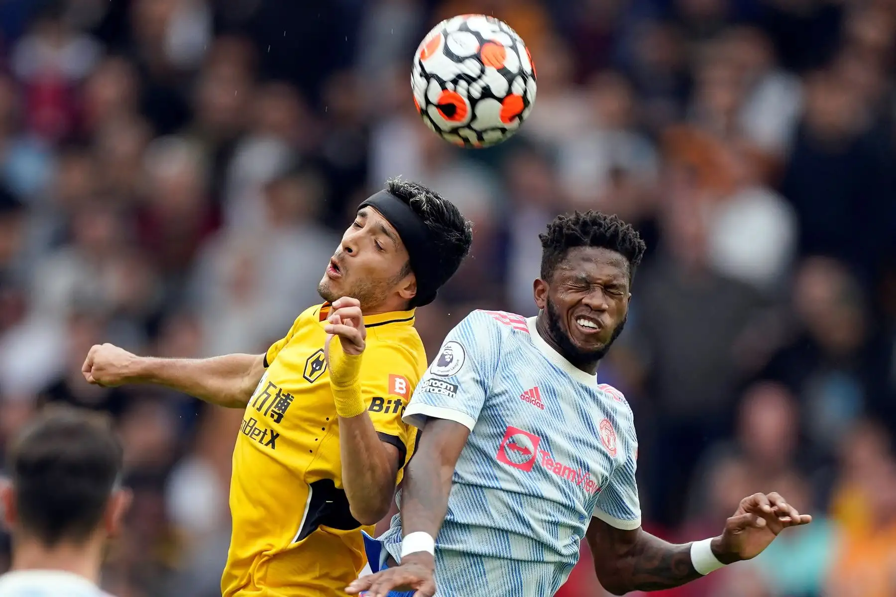 Raul Jiménez de Wolverhampton y Fred del Manchester United en acción durante el partido de la Premier League. Foto: EFE