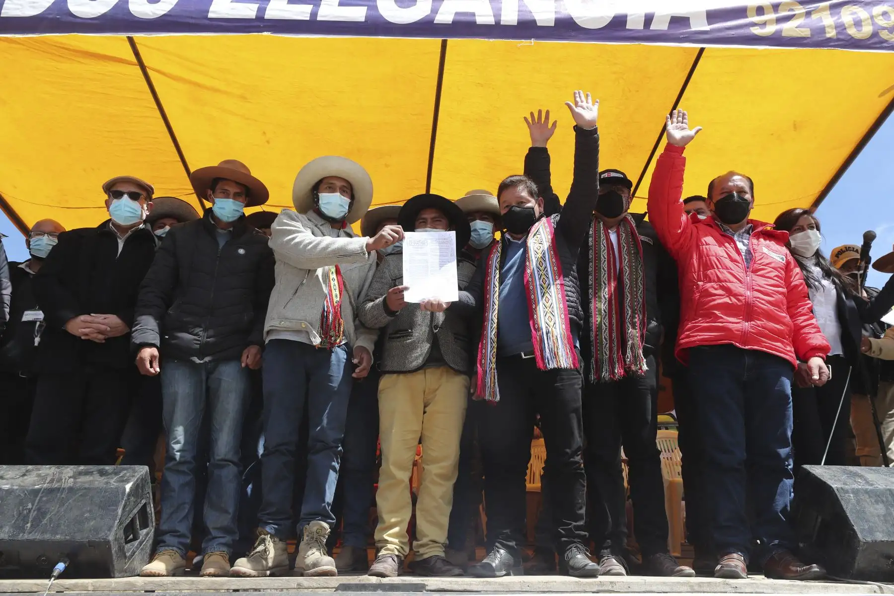 El presidente de Consejo de Ministros, Guido Bellido, sostuvo reunión con la la comunidad de Huaninquiri, distrito de Santo Tomás, provincia de Chumbivilcas, Cusco, para tratar las principales demandas del corredor vial sur. Foto: ANDINA/PCM