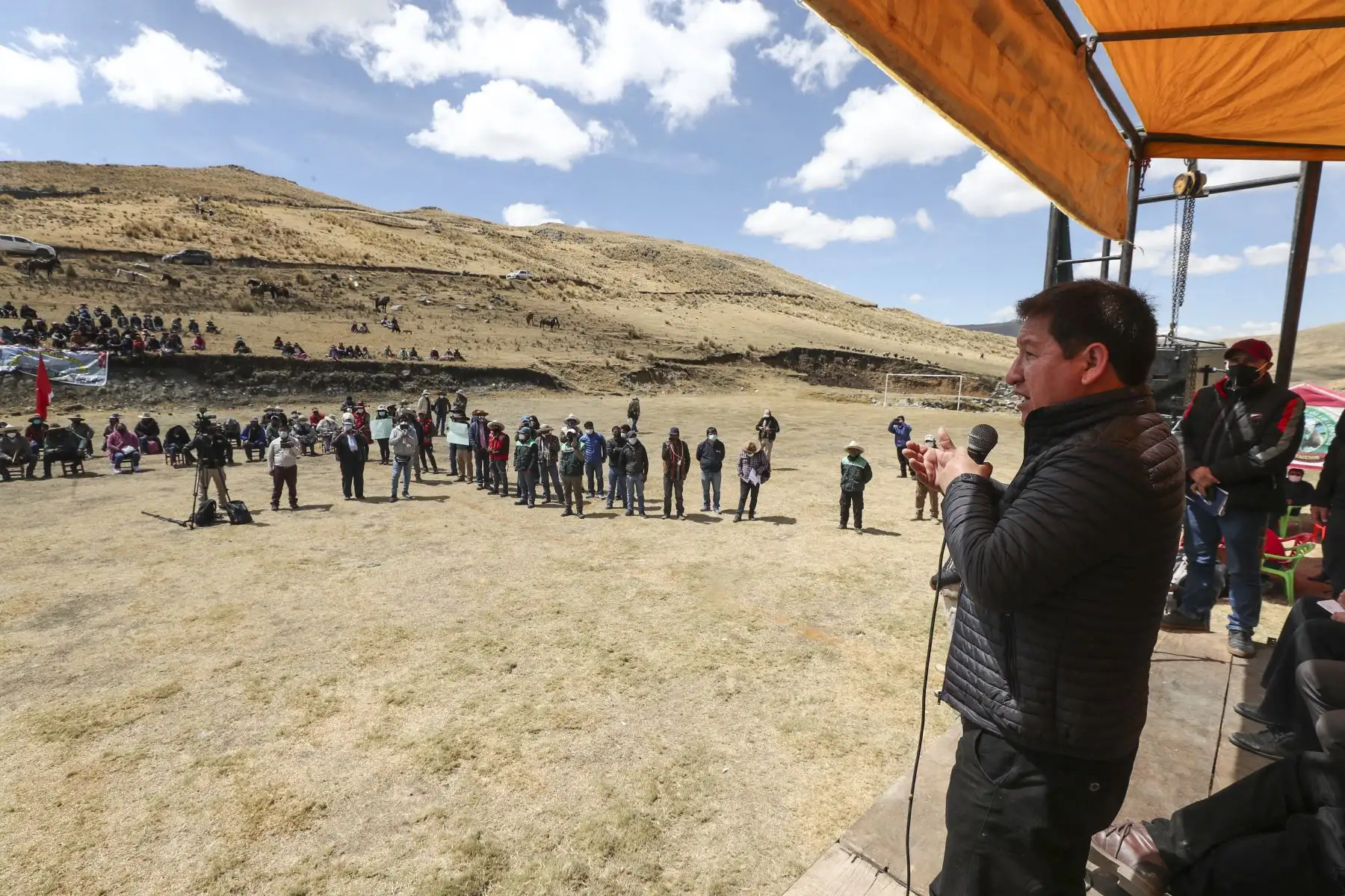 El presidente de Consejo de Ministros, Guido Bellido, sostuvo reunión con la la comunidad de Huaninquiri, distrito de Santo Tomás, provincia de Chumbivilcas, Cusco, para tratar las principales demandas del corredor vial sur. Foto: ANDINA/PCM