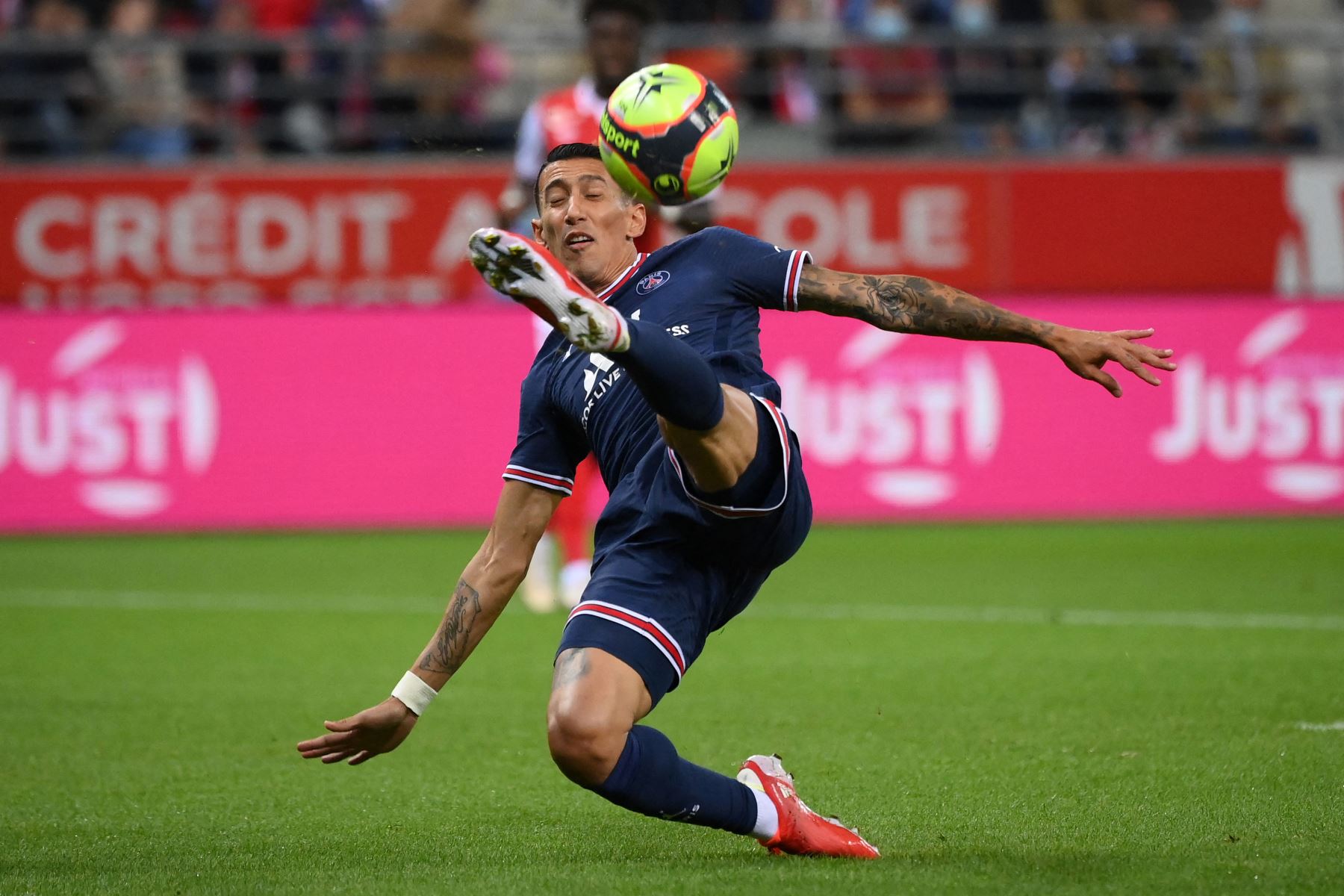 El centrocampista argentino del Paris Saint-Germain, Angel Di Maria, controla el balón durante el partido francés Ligue 1. Foto: AFP