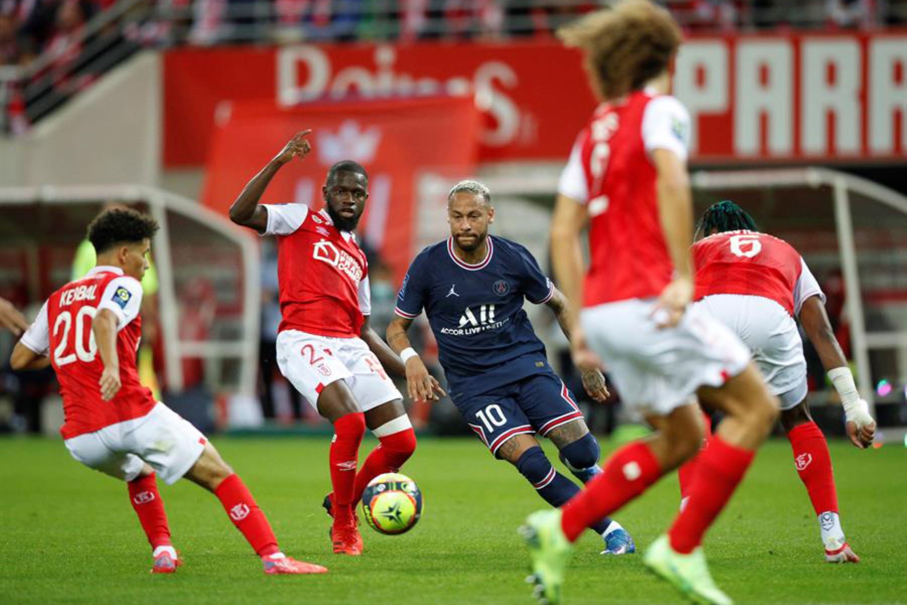 Neymar del Paris Saint-Germain e Ilan Kebbal de Reims en acción durante el partido de la Ligue 1 francesa. Foto: EFE