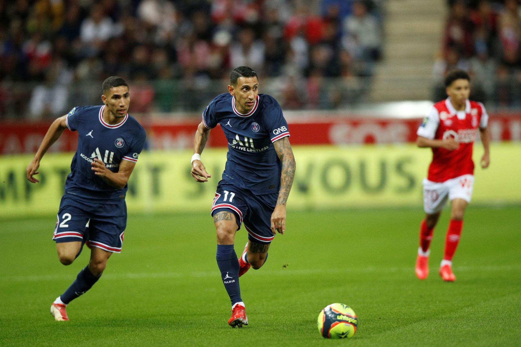 Los jugadores del PSG Achraf Hakimi y Angel Di Maria en acción durante el partido de la Ligue 1 francesa. Foto: EFE