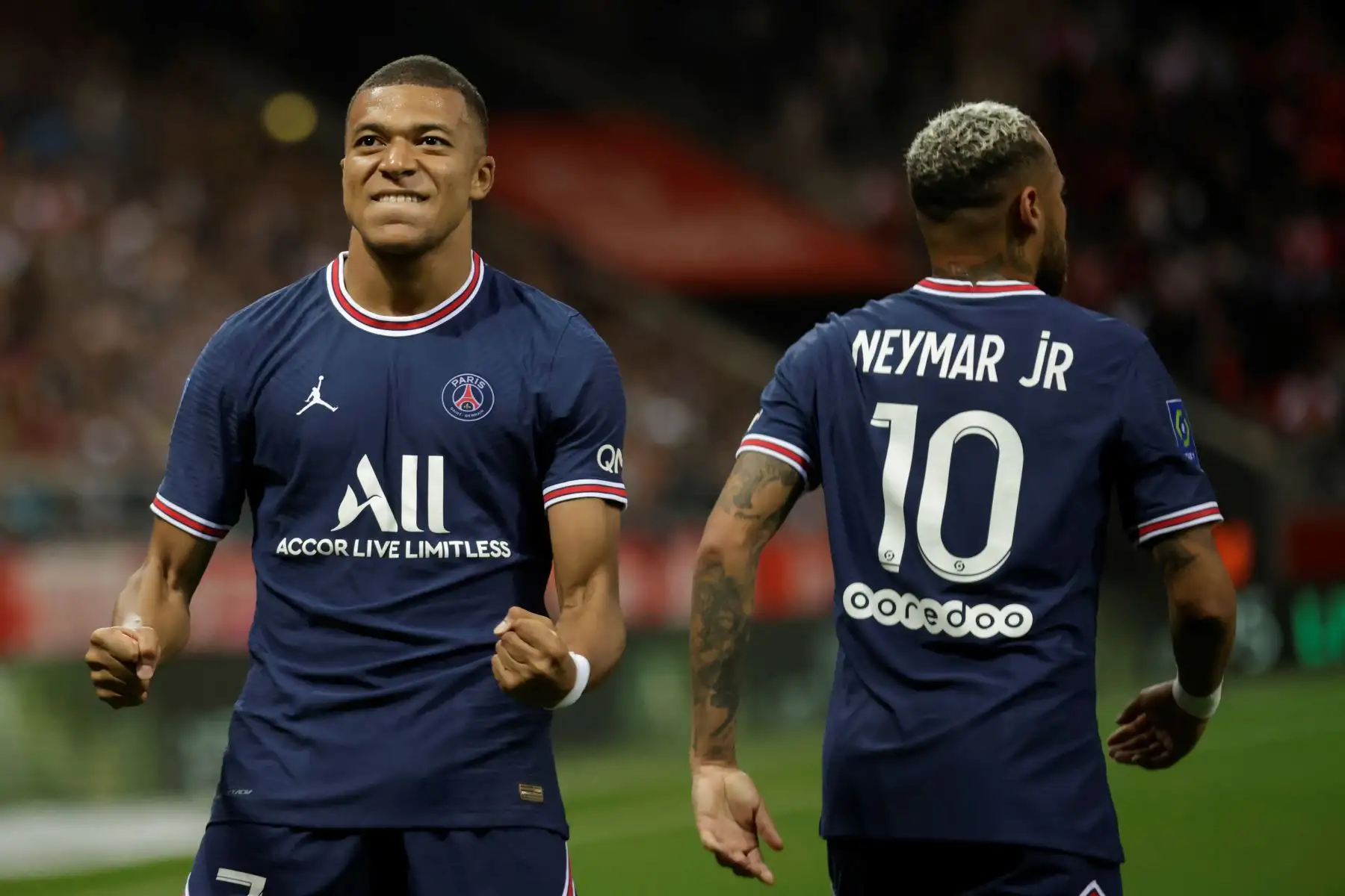 Kylian Mbappe del Paris Saint-Germain celebra tras anotar la ventaja de 1-0 durante el partido de la Ligue 1 francesa. Foto: EFE