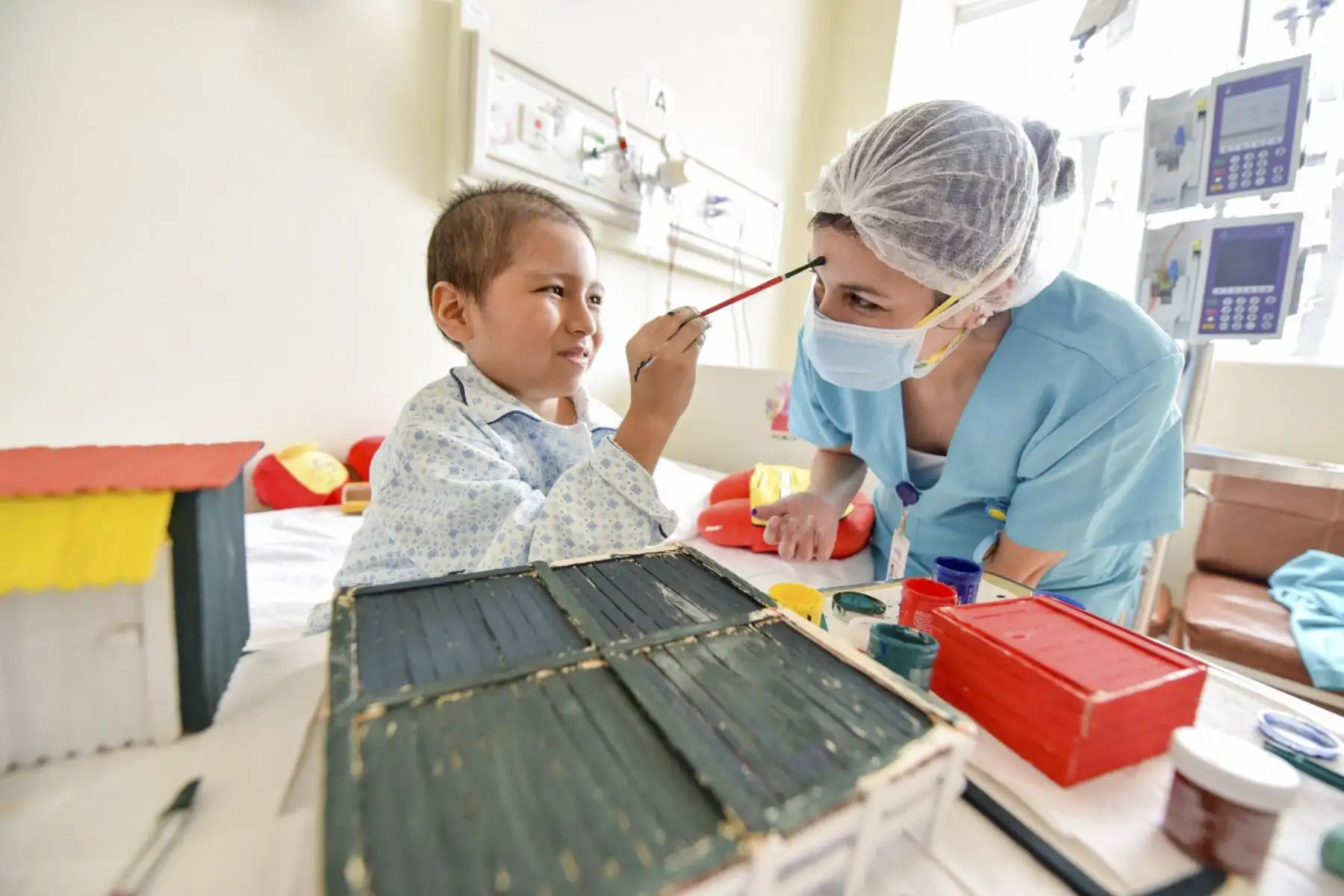 El Instituto Nacional de Salud del Niño San Borja conmemora este 30 de agosto el Día de la Enfermería Peruana. Son más de 620 licenciadas en enfermería que realizan diversas labores en las áreas de Hospitalización, Cuidados intensivos y Consulta externa, donde cumplen un rol importante de soporte emocional en la atención a los pequeños pacientes y su entorno, como parte de la política de humanización que impulsa este centro pediátrico. Foto: ANDINA/INSN