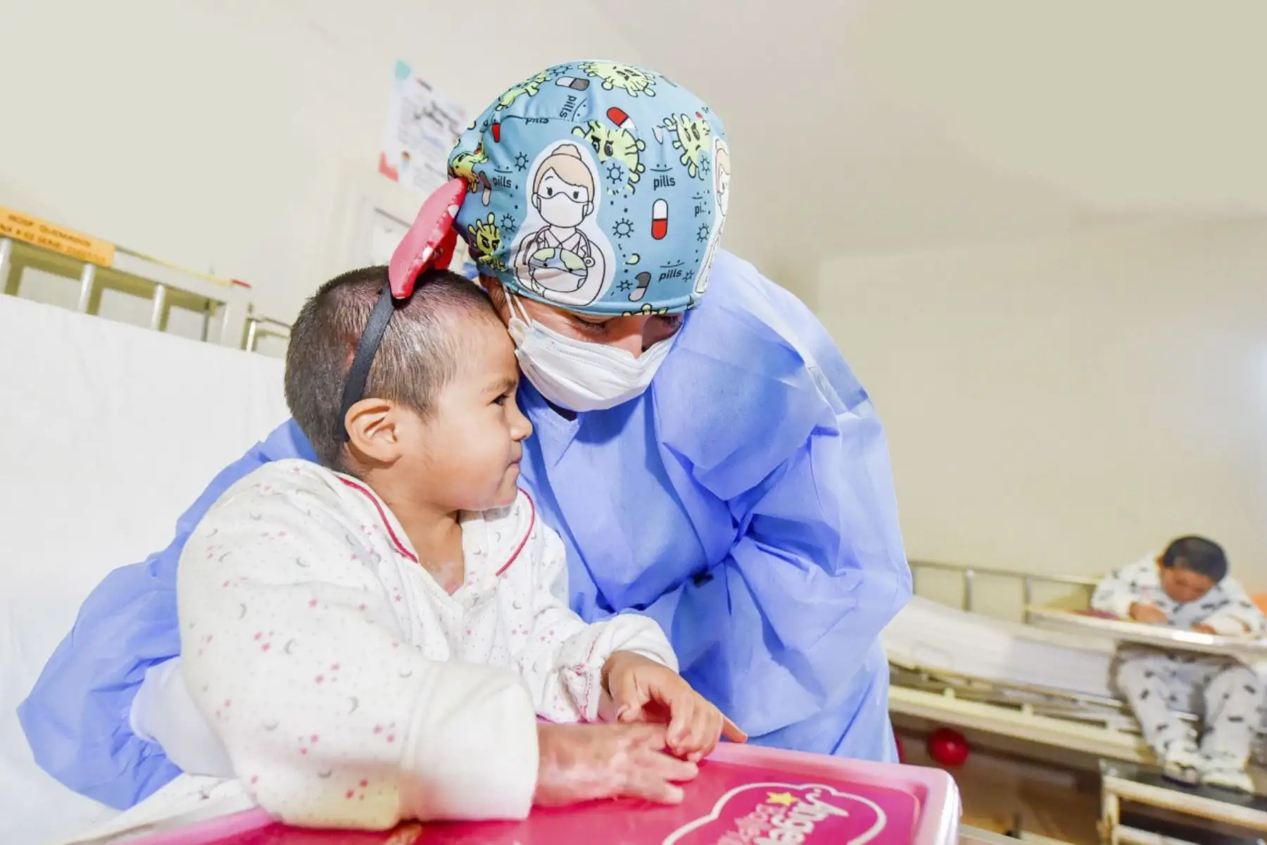 El Instituto Nacional de Salud del Niño San Borja conmemora este 30 de agosto el Día de la Enfermería Peruana. Son más de 620 licenciadas en enfermería que realizan diversas labores en las áreas de Hospitalización, Cuidados intensivos y Consulta externa, donde cumplen un rol importante de soporte emocional en la atención a los pequeños pacientes y su entorno, como parte de la política de humanización que impulsa este centro pediátrico. Foto: ANDINA/INSN
