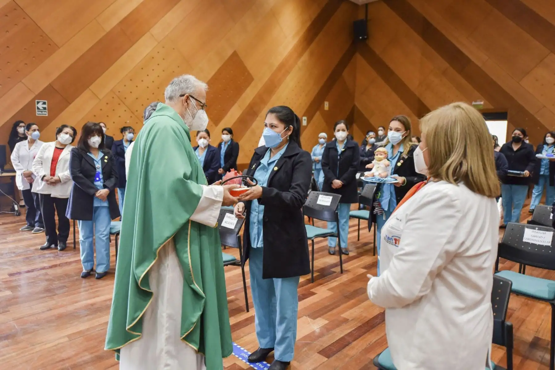 El Instituto Nacional de Salud del Niño San Borja conmemora este 30 de agosto el Día de la Enfermería Peruana. Son más de 620 licenciadas en enfermería que realizan diversas labores en las áreas de Hospitalización, Cuidados intensivos y Consulta externa, donde cumplen un rol importante de soporte emocional en la atención a los pequeños pacientes y su entorno, como parte de la política de humanización que impulsa este centro pediátrico. Foto: ANDINA/INSN